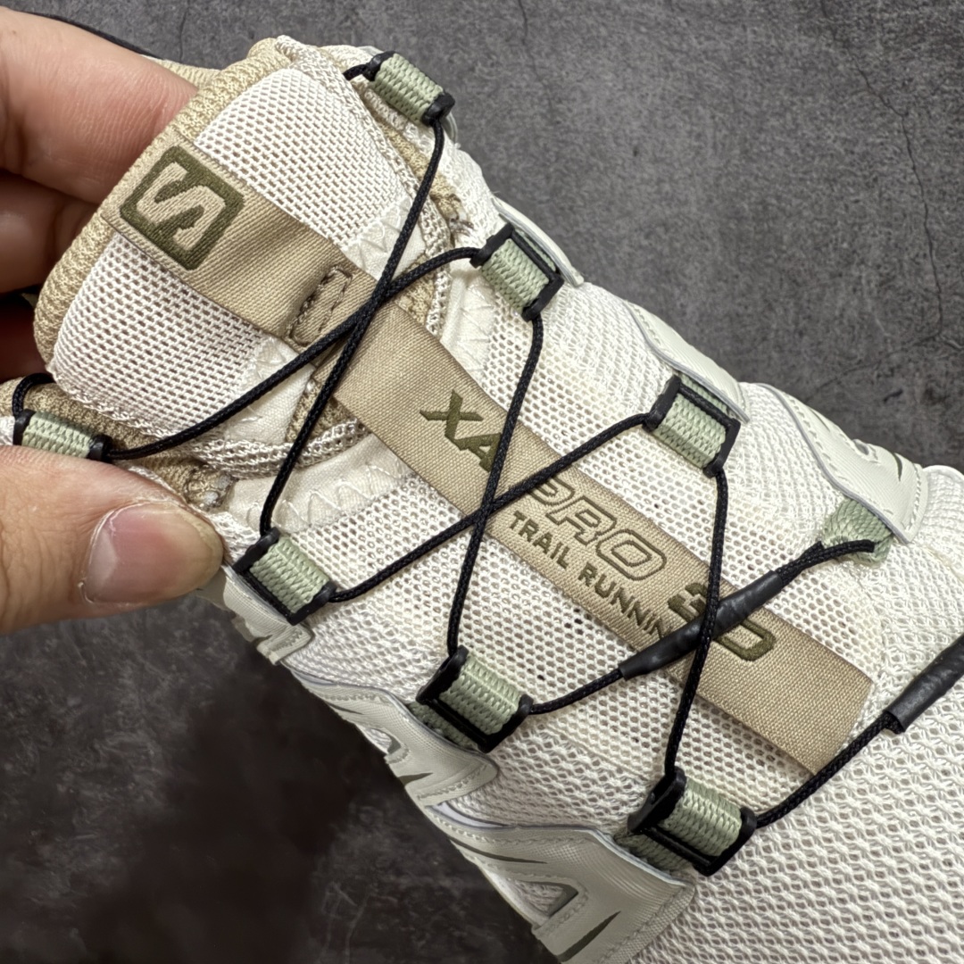 图片[6]-【666版本】SALOMON 萨洛蒙 XA PRO 3D 户外运动 网布减震防滑透气 低帮跑步鞋 男女同款 米灰色绿色 477735 全新品质 巅峰之作 所有配色均购物原版拆解1：1开发 原材料打造 非市场公版便宜货 私模大底 清洁度比市场所有版本都高 全套原纸板楦头开发 原厂网布配套 确保原汁原味 完美呈现版型 原档数据独家私模五层组合大底 男女鞋同步官方开发至46 原装Ortholite轻量化鞋垫 中底布带钢印编号 原厂TPU锁扣 进口港宝加持 后跟自然饱满 还原公司包裹性 鞋面采用SENSIFT贴合技术 全方位贴合包裹脚型 鞋跟部鞋底牵引设计 提供强大的抓地性能 更适应野外崎岖不平的道路 其3D ADVANCED CHASSIS底盘 材料轻量大化 钉齿设计更具稳定性 防护性 鞋底易磨损区运用CONTAGRIP高耐磨材料 应对城市硬质路面长距离跑考验 尺码：36 36.5 37.5 38 38.5 39 40 40.5 41 42 42.5 43 44 45 46-选品中心