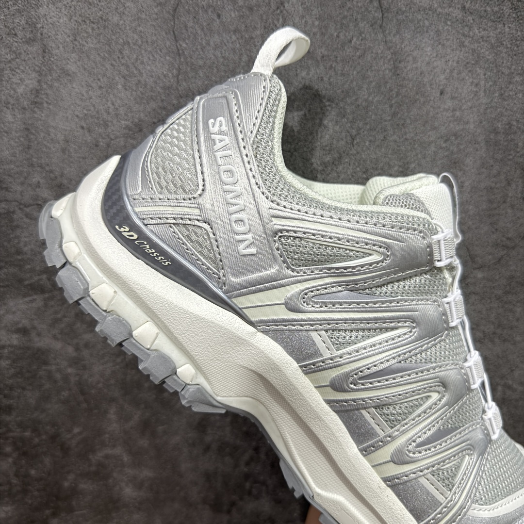 图片[7]-【666版本】SALOMON 萨洛蒙 XA PRO 3D 户外运动 网布减震防滑透气 低帮跑步鞋 男女同款 银色 477736 全新品质 巅峰之作 所有配色均购物原版拆解1：1开发 原材料打造 非市场公版便宜货 私模大底 清洁度比市场所有版本都高 全套原纸板楦头开发 原厂网布配套 确保原汁原味 完美呈现版型 原档数据独家私模五层组合大底 男女鞋同步官方开发至46 原装Ortholite轻量化鞋垫 中底布带钢印编号 原厂TPU锁扣 进口港宝加持 后跟自然饱满 还原公司包裹性 鞋面采用SENSIFT贴合技术 全方位贴合包裹脚型 鞋跟部鞋底牵引设计 提供强大的抓地性能 更适应野外崎岖不平的道路 其3D ADVANCED CHASSIS底盘 材料轻量大化 钉齿设计更具稳定性 防护性 鞋底易磨损区运用CONTAGRIP高耐磨材料 应对城市硬质路面长距离跑考验 尺码：36 36.5 37.5 38 38.5 39 40 40.5 41 42 42.5 43 44 45 46-选品中心