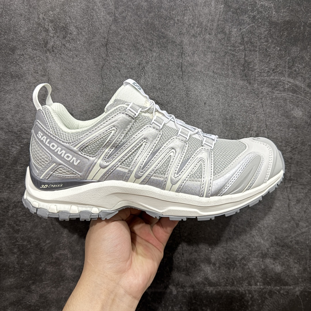 【666版本】SALOMON 萨洛蒙 XA PRO 3D 户外运动 网布减震防滑透气 低帮跑步鞋 男女同款 银色 477736 全新品质 巅峰之作 所有配色均购物原版拆解1：1开发 原材料打造 非市场公版便宜货 私模大底 清洁度比市场所有版本都高 全套原纸板楦头开发 原厂网布配套 确保原汁原味 完美呈现版型 原档数据独家私模五层组合大底 男女鞋同步官方开发至46 原装Ortholite轻量化鞋垫 中底布带钢印编号 原厂TPU锁扣 进口港宝加持 后跟自然饱满 还原公司包裹性 鞋面采用SENSIFT贴合技术 全方位贴合包裹脚型 鞋跟部鞋底牵引设计 提供强大的抓地性能 更适应野外崎岖不平的道路 其3D ADVANCED CHASSIS底盘 材料轻量大化 钉齿设计更具稳定性 防护性 鞋底易磨损区运用CONTAGRIP高耐磨材料 应对城市硬质路面长距离跑考验 尺码：36 36.5 37.5 38 38.5 39 40 40.5 41 42 42.5 43 44 45 46-选品中心