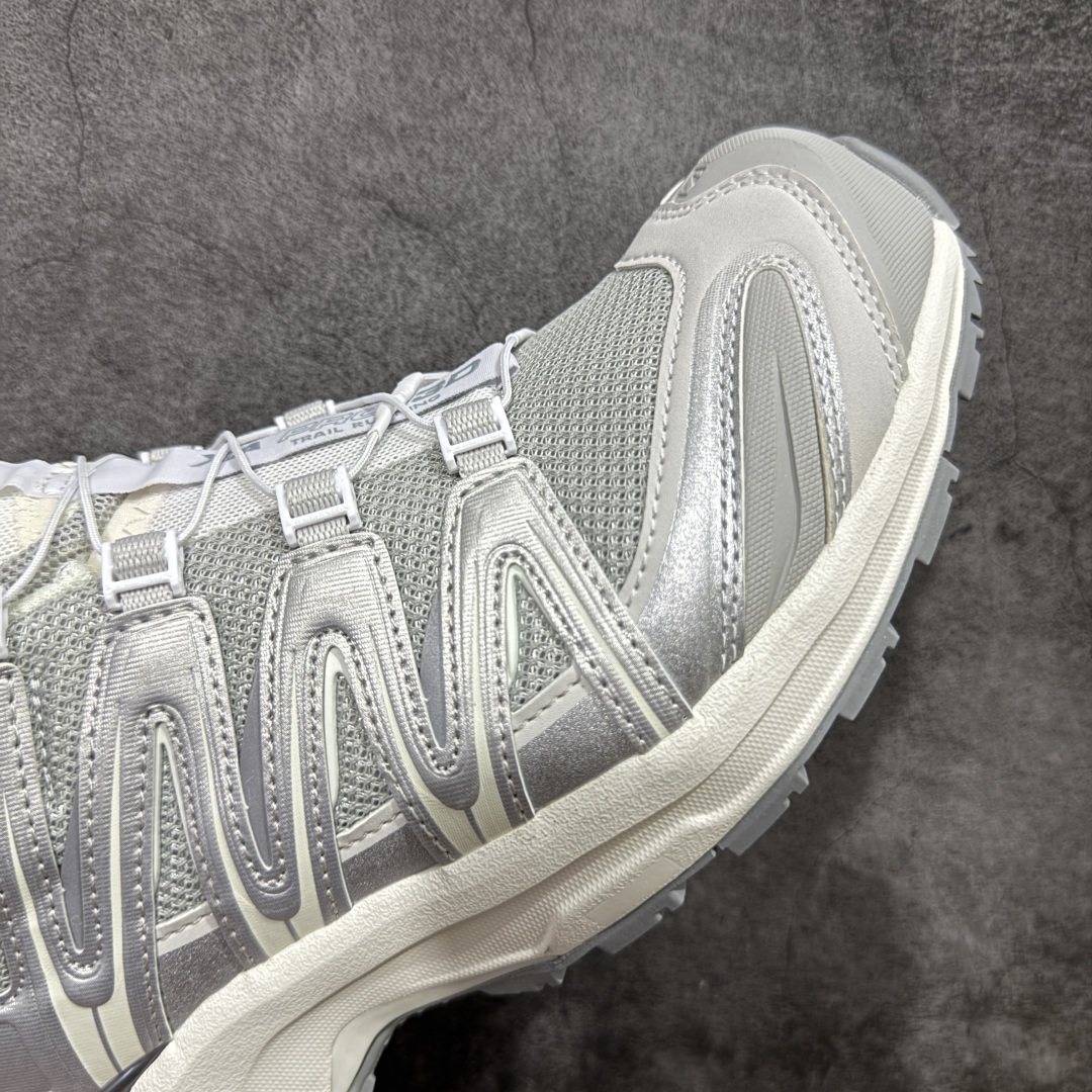 图片[6]-【666版本】SALOMON 萨洛蒙 XA PRO 3D 户外运动 网布减震防滑透气 低帮跑步鞋 男女同款 银色 477736 全新品质 巅峰之作 所有配色均购物原版拆解1：1开发 原材料打造 非市场公版便宜货 私模大底 清洁度比市场所有版本都高 全套原纸板楦头开发 原厂网布配套 确保原汁原味 完美呈现版型 原档数据独家私模五层组合大底 男女鞋同步官方开发至46 原装Ortholite轻量化鞋垫 中底布带钢印编号 原厂TPU锁扣 进口港宝加持 后跟自然饱满 还原公司包裹性 鞋面采用SENSIFT贴合技术 全方位贴合包裹脚型 鞋跟部鞋底牵引设计 提供强大的抓地性能 更适应野外崎岖不平的道路 其3D ADVANCED CHASSIS底盘 材料轻量大化 钉齿设计更具稳定性 防护性 鞋底易磨损区运用CONTAGRIP高耐磨材料 应对城市硬质路面长距离跑考验 尺码：36 36.5 37.5 38 38.5 39 40 40.5 41 42 42.5 43 44 45 46-选品中心