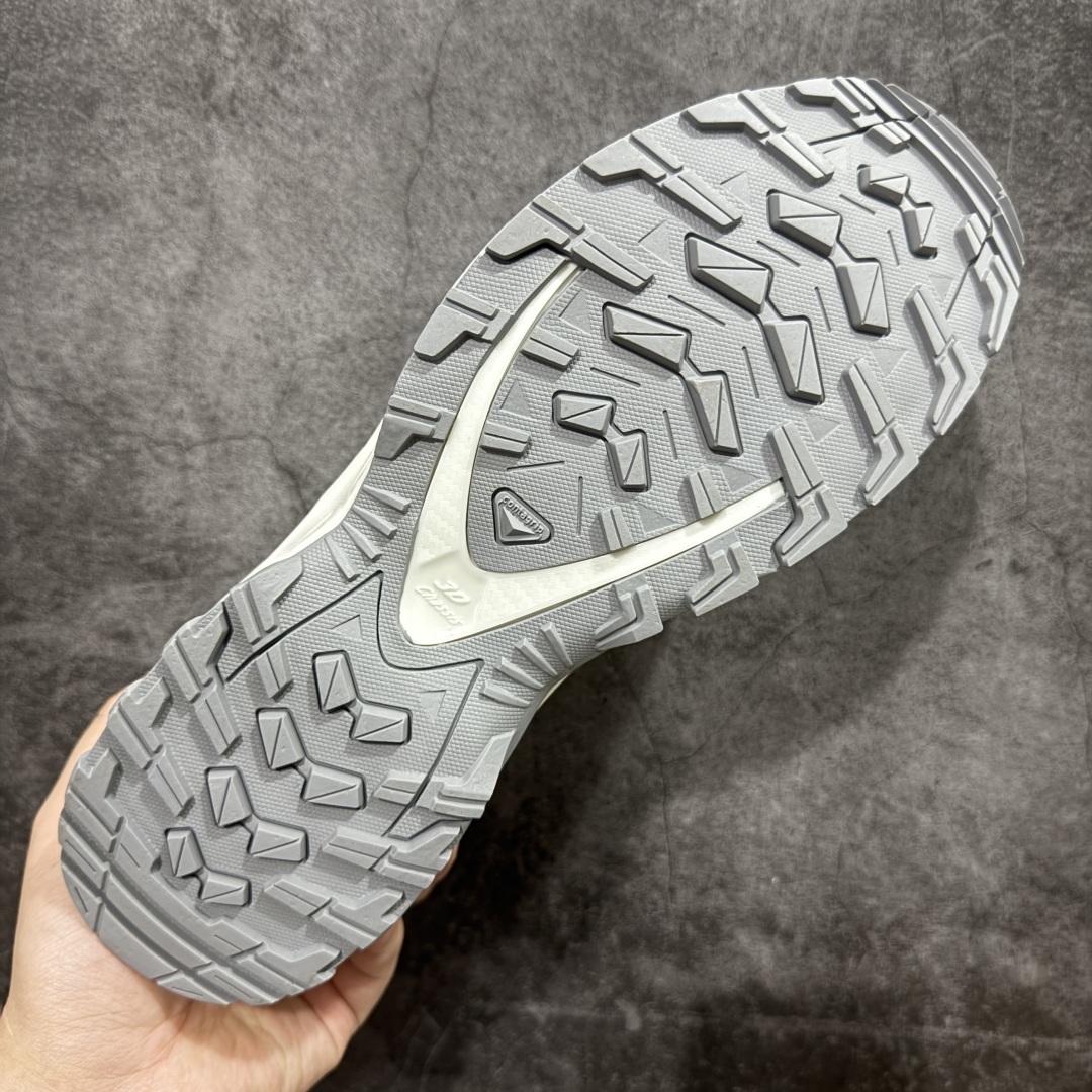 图片[9]-【666版本】SALOMON 萨洛蒙 XA PRO 3D 户外运动 网布减震防滑透气 低帮跑步鞋 男女同款 银色 477736 全新品质 巅峰之作 所有配色均购物原版拆解1：1开发 原材料打造 非市场公版便宜货 私模大底 清洁度比市场所有版本都高 全套原纸板楦头开发 原厂网布配套 确保原汁原味 完美呈现版型 原档数据独家私模五层组合大底 男女鞋同步官方开发至46 原装Ortholite轻量化鞋垫 中底布带钢印编号 原厂TPU锁扣 进口港宝加持 后跟自然饱满 还原公司包裹性 鞋面采用SENSIFT贴合技术 全方位贴合包裹脚型 鞋跟部鞋底牵引设计 提供强大的抓地性能 更适应野外崎岖不平的道路 其3D ADVANCED CHASSIS底盘 材料轻量大化 钉齿设计更具稳定性 防护性 鞋底易磨损区运用CONTAGRIP高耐磨材料 应对城市硬质路面长距离跑考验 尺码：36 36.5 37.5 38 38.5 39 40 40.5 41 42 42.5 43 44 45 46-选品中心