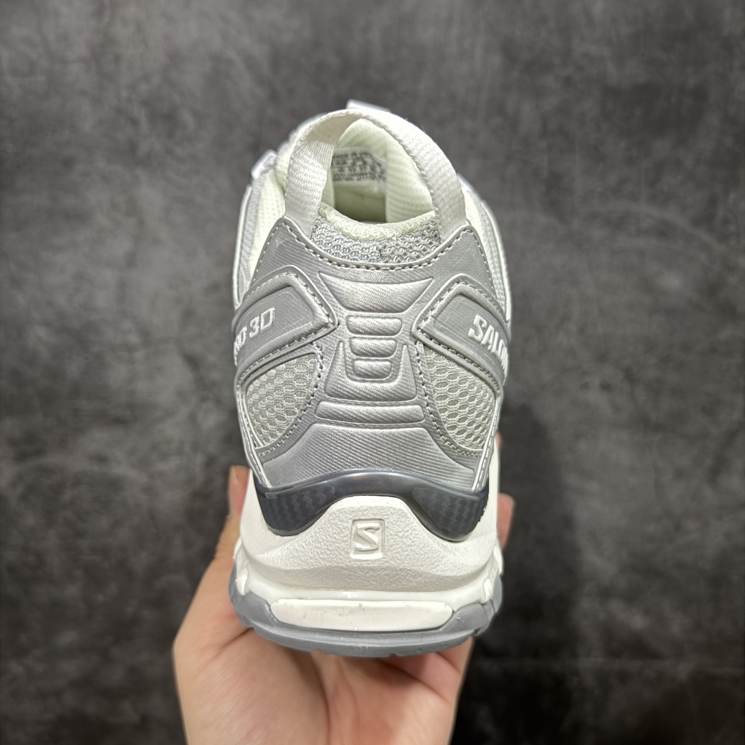 图片[4]-【666版本】SALOMON 萨洛蒙 XA PRO 3D 户外运动 网布减震防滑透气 低帮跑步鞋 男女同款 银色 477736 全新品质 巅峰之作 所有配色均购物原版拆解1：1开发 原材料打造 非市场公版便宜货 私模大底 清洁度比市场所有版本都高 全套原纸板楦头开发 原厂网布配套 确保原汁原味 完美呈现版型 原档数据独家私模五层组合大底 男女鞋同步官方开发至46 原装Ortholite轻量化鞋垫 中底布带钢印编号 原厂TPU锁扣 进口港宝加持 后跟自然饱满 还原公司包裹性 鞋面采用SENSIFT贴合技术 全方位贴合包裹脚型 鞋跟部鞋底牵引设计 提供强大的抓地性能 更适应野外崎岖不平的道路 其3D ADVANCED CHASSIS底盘 材料轻量大化 钉齿设计更具稳定性 防护性 鞋底易磨损区运用CONTAGRIP高耐磨材料 应对城市硬质路面长距离跑考验 尺码：36 36.5 37.5 38 38.5 39 40 40.5 41 42 42.5 43 44 45 46-选品中心