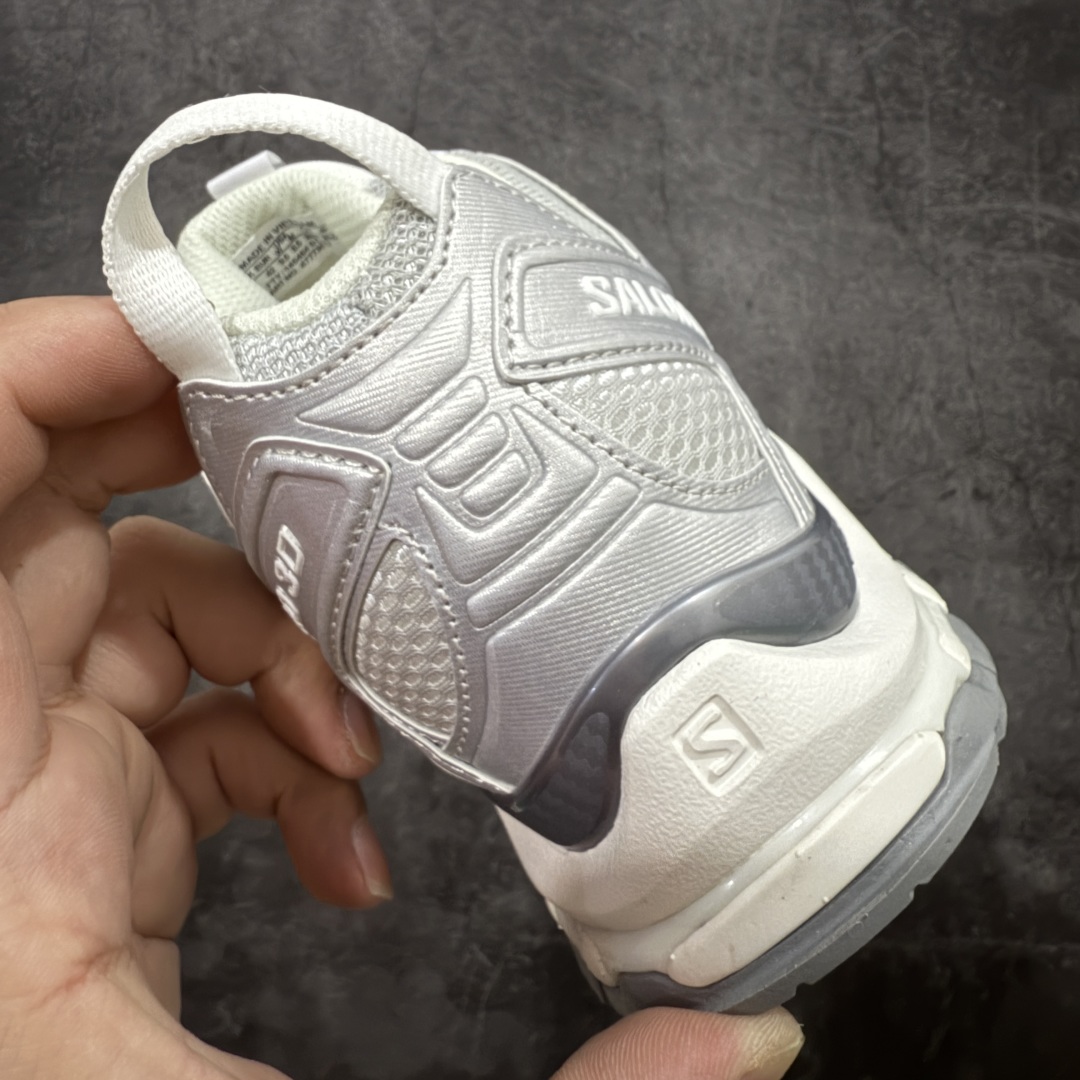 图片[2]-【666版本】SALOMON 萨洛蒙 XA PRO 3D 户外运动 网布减震防滑透气 低帮跑步鞋 男女同款 银色 477736 全新品质 巅峰之作 所有配色均购物原版拆解1：1开发 原材料打造 非市场公版便宜货 私模大底 清洁度比市场所有版本都高 全套原纸板楦头开发 原厂网布配套 确保原汁原味 完美呈现版型 原档数据独家私模五层组合大底 男女鞋同步官方开发至46 原装Ortholite轻量化鞋垫 中底布带钢印编号 原厂TPU锁扣 进口港宝加持 后跟自然饱满 还原公司包裹性 鞋面采用SENSIFT贴合技术 全方位贴合包裹脚型 鞋跟部鞋底牵引设计 提供强大的抓地性能 更适应野外崎岖不平的道路 其3D ADVANCED CHASSIS底盘 材料轻量大化 钉齿设计更具稳定性 防护性 鞋底易磨损区运用CONTAGRIP高耐磨材料 应对城市硬质路面长距离跑考验 尺码：36 36.5 37.5 38 38.5 39 40 40.5 41 42 42.5 43 44 45 46-选品中心