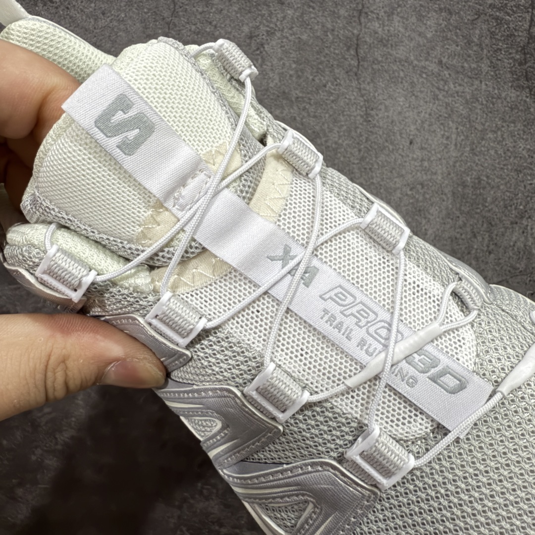 图片[6]-【666版本】SALOMON 萨洛蒙 XA PRO 3D 户外运动 网布减震防滑透气 低帮跑步鞋 男女同款 银色 477736 全新品质 巅峰之作 所有配色均购物原版拆解1：1开发 原材料打造 非市场公版便宜货 私模大底 清洁度比市场所有版本都高 全套原纸板楦头开发 原厂网布配套 确保原汁原味 完美呈现版型 原档数据独家私模五层组合大底 男女鞋同步官方开发至46 原装Ortholite轻量化鞋垫 中底布带钢印编号 原厂TPU锁扣 进口港宝加持 后跟自然饱满 还原公司包裹性 鞋面采用SENSIFT贴合技术 全方位贴合包裹脚型 鞋跟部鞋底牵引设计 提供强大的抓地性能 更适应野外崎岖不平的道路 其3D ADVANCED CHASSIS底盘 材料轻量大化 钉齿设计更具稳定性 防护性 鞋底易磨损区运用CONTAGRIP高耐磨材料 应对城市硬质路面长距离跑考验 尺码：36 36.5 37.5 38 38.5 39 40 40.5 41 42 42.5 43 44 45 46-选品中心