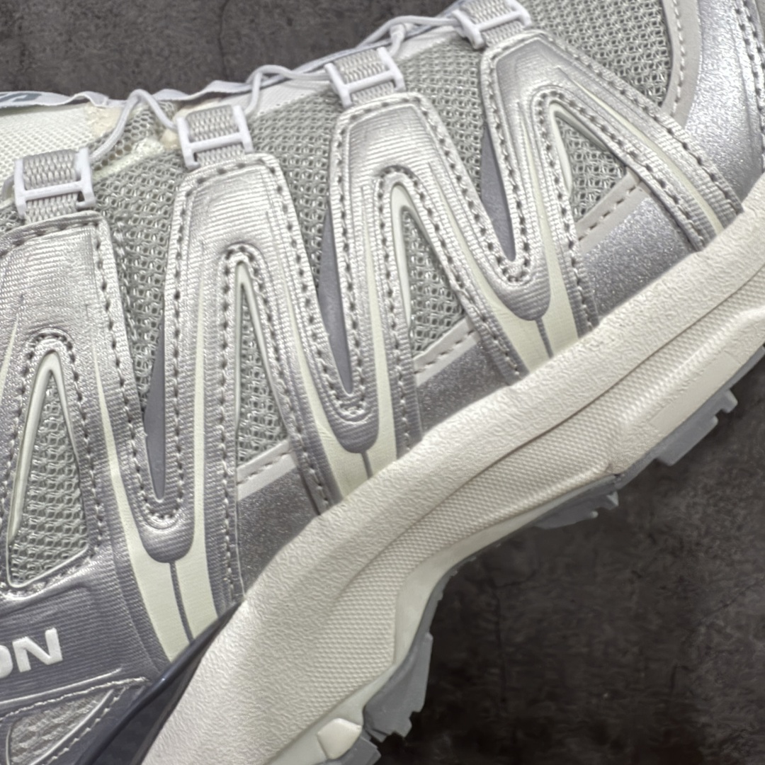 图片[4]-【666版本】SALOMON 萨洛蒙 XA PRO 3D 户外运动 网布减震防滑透气 低帮跑步鞋 男女同款 银色 477736 全新品质 巅峰之作 所有配色均购物原版拆解1：1开发 原材料打造 非市场公版便宜货 私模大底 清洁度比市场所有版本都高 全套原纸板楦头开发 原厂网布配套 确保原汁原味 完美呈现版型 原档数据独家私模五层组合大底 男女鞋同步官方开发至46 原装Ortholite轻量化鞋垫 中底布带钢印编号 原厂TPU锁扣 进口港宝加持 后跟自然饱满 还原公司包裹性 鞋面采用SENSIFT贴合技术 全方位贴合包裹脚型 鞋跟部鞋底牵引设计 提供强大的抓地性能 更适应野外崎岖不平的道路 其3D ADVANCED CHASSIS底盘 材料轻量大化 钉齿设计更具稳定性 防护性 鞋底易磨损区运用CONTAGRIP高耐磨材料 应对城市硬质路面长距离跑考验 尺码：36 36.5 37.5 38 38.5 39 40 40.5 41 42 42.5 43 44 45 46-选品中心