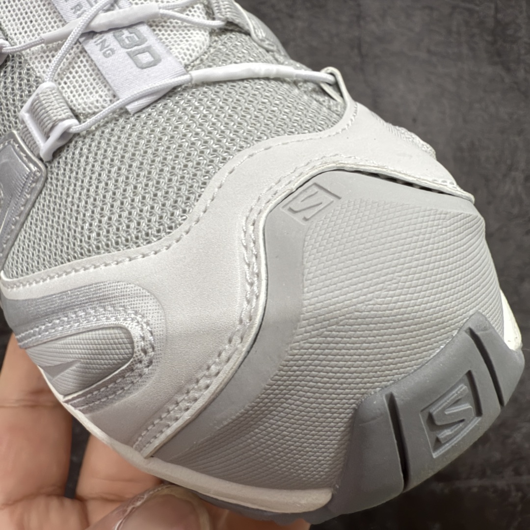 图片[5]-【666版本】SALOMON 萨洛蒙 XA PRO 3D 户外运动 网布减震防滑透气 低帮跑步鞋 男女同款 银色 477736 全新品质 巅峰之作 所有配色均购物原版拆解1：1开发 原材料打造 非市场公版便宜货 私模大底 清洁度比市场所有版本都高 全套原纸板楦头开发 原厂网布配套 确保原汁原味 完美呈现版型 原档数据独家私模五层组合大底 男女鞋同步官方开发至46 原装Ortholite轻量化鞋垫 中底布带钢印编号 原厂TPU锁扣 进口港宝加持 后跟自然饱满 还原公司包裹性 鞋面采用SENSIFT贴合技术 全方位贴合包裹脚型 鞋跟部鞋底牵引设计 提供强大的抓地性能 更适应野外崎岖不平的道路 其3D ADVANCED CHASSIS底盘 材料轻量大化 钉齿设计更具稳定性 防护性 鞋底易磨损区运用CONTAGRIP高耐磨材料 应对城市硬质路面长距离跑考验 尺码：36 36.5 37.5 38 38.5 39 40 40.5 41 42 42.5 43 44 45 46-选品中心