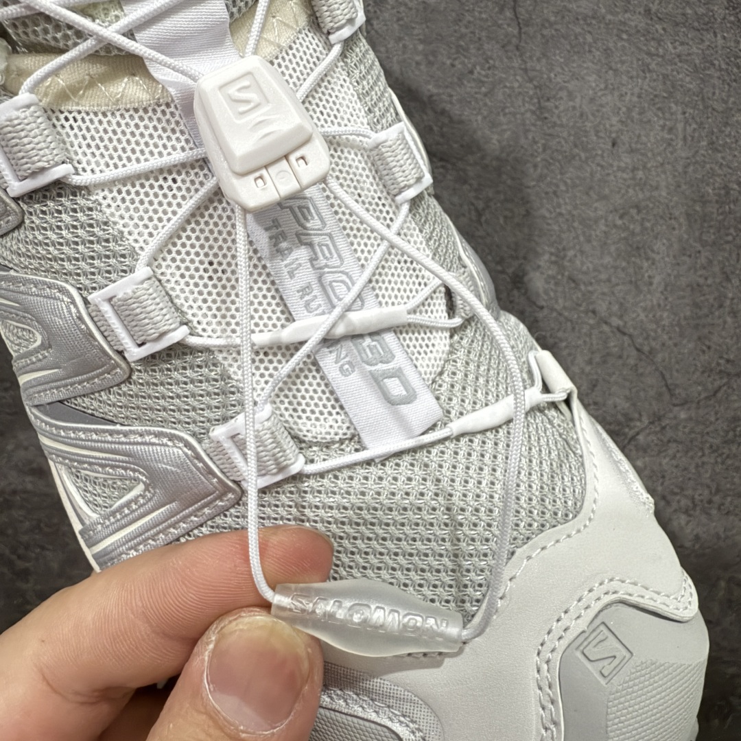 图片[9]-【666版本】SALOMON 萨洛蒙 XA PRO 3D 户外运动 网布减震防滑透气 低帮跑步鞋 男女同款 银色 477736 全新品质 巅峰之作 所有配色均购物原版拆解1：1开发 原材料打造 非市场公版便宜货 私模大底 清洁度比市场所有版本都高 全套原纸板楦头开发 原厂网布配套 确保原汁原味 完美呈现版型 原档数据独家私模五层组合大底 男女鞋同步官方开发至46 原装Ortholite轻量化鞋垫 中底布带钢印编号 原厂TPU锁扣 进口港宝加持 后跟自然饱满 还原公司包裹性 鞋面采用SENSIFT贴合技术 全方位贴合包裹脚型 鞋跟部鞋底牵引设计 提供强大的抓地性能 更适应野外崎岖不平的道路 其3D ADVANCED CHASSIS底盘 材料轻量大化 钉齿设计更具稳定性 防护性 鞋底易磨损区运用CONTAGRIP高耐磨材料 应对城市硬质路面长距离跑考验 尺码：36 36.5 37.5 38 38.5 39 40 40.5 41 42 42.5 43 44 45 46-选品中心