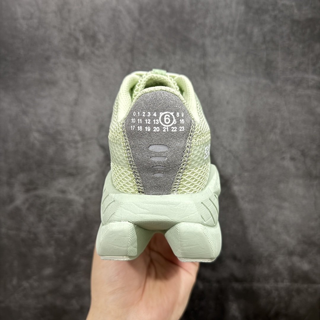 图片[4]-【莞产顶级】MM6马吉拉 x Salomon 萨洛蒙Spectur 2系列 情侣款 网面 厚底 休闲 运动鞋 户外 跑鞋 Margiela 与 SALOMON 合作的2025春夏系列鞋款，以公路跑鞋Spectur 2为基础，鞋面采用大孔网眼材质搭配同色系压胶与裁片，鞋侧有双方品牌标识，材质涵盖聚酯纤维、聚氨酯、橡胶等；它搭载全长碳纤维板 Energy Blade 与 Energy Foam缓震系统，后掌加厚加宽，兼具推进力、缓震回弹与稳定性 配送专柜精美包装🛍📦 ▪️面料： 原版进口透气网面 ▪️内里：原版进口透气网里 ▪️鞋底：原版开模超轻发泡大底 ▪️底厚：4.5CM ▪️尺码： 女款35-40 / 男款39-45-选品中心