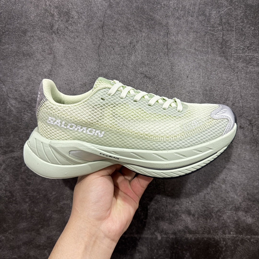 【莞产顶级】MM6马吉拉 x Salomon 萨洛蒙Spectur 2系列 情侣款 网面 厚底 休闲 运动鞋 户外 跑鞋 Margiela 与 SALOMON 合作的2025春夏系列鞋款，以公路跑鞋Spectur 2为基础，鞋面采用大孔网眼材质搭配同色系压胶与裁片，鞋侧有双方品牌标识，材质涵盖聚酯纤维、聚氨酯、橡胶等；它搭载全长碳纤维板 Energy Blade 与 Energy Foam缓震系统，后掌加厚加宽，兼具推进力、缓震回弹与稳定性 配送专柜精美包装🛍📦 ▪️面料： 原版进口透气网面 ▪️内里：原版进口透气网里 ▪️鞋底：原版开模超轻发泡大底 ▪️底厚：4.5CM ▪️尺码： 女款35-40 / 男款39-45-选品中心