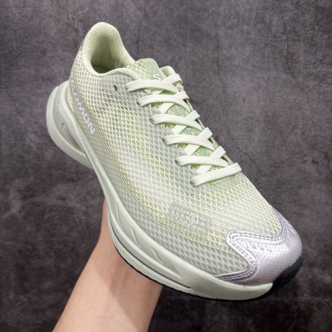 图片[3]-【莞产顶级】MM6马吉拉 x Salomon 萨洛蒙Spectur 2系列 情侣款 网面 厚底 休闲 运动鞋 户外 跑鞋 Margiela 与 SALOMON 合作的2025春夏系列鞋款，以公路跑鞋Spectur 2为基础，鞋面采用大孔网眼材质搭配同色系压胶与裁片，鞋侧有双方品牌标识，材质涵盖聚酯纤维、聚氨酯、橡胶等；它搭载全长碳纤维板 Energy Blade 与 Energy Foam缓震系统，后掌加厚加宽，兼具推进力、缓震回弹与稳定性 配送专柜精美包装🛍📦 ▪️面料： 原版进口透气网面 ▪️内里：原版进口透气网里 ▪️鞋底：原版开模超轻发泡大底 ▪️底厚：4.5CM ▪️尺码： 女款35-40 / 男款39-45-选品中心