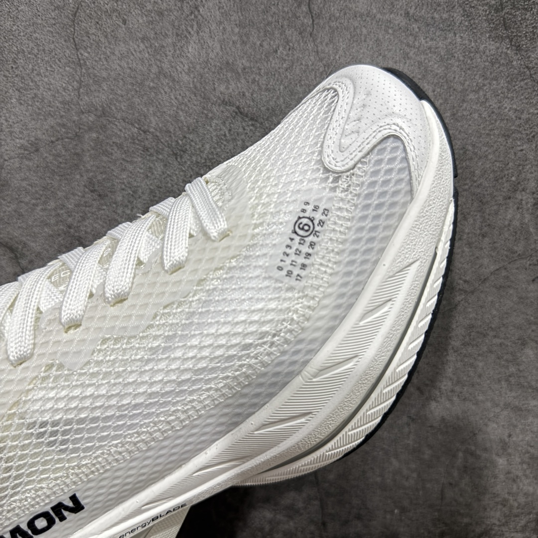 图片[6]-【莞产顶级】MM6马吉拉 x Salomon 萨洛蒙Spectur 2系列 情侣款 网面 厚底 休闲 运动鞋 户外 跑鞋 Margiela 与 SALOMON 合作的2025春夏系列鞋款，以公路跑鞋Spectur 2为基础，鞋面采用大孔网眼材质搭配同色系压胶与裁片，鞋侧有双方品牌标识，材质涵盖聚酯纤维、聚氨酯、橡胶等；它搭载全长碳纤维板 Energy Blade 与 Energy Foam缓震系统，后掌加厚加宽，兼具推进力、缓震回弹与稳定性 配送专柜精美包装🛍📦 ▪️面料： 原版进口透气网面 ▪️内里：原版进口透气网里 ▪️鞋底：原版开模超轻发泡大底 ▪️底厚：4.5CM ▪️尺码： 女款35-40 / 男款39-45-选品中心