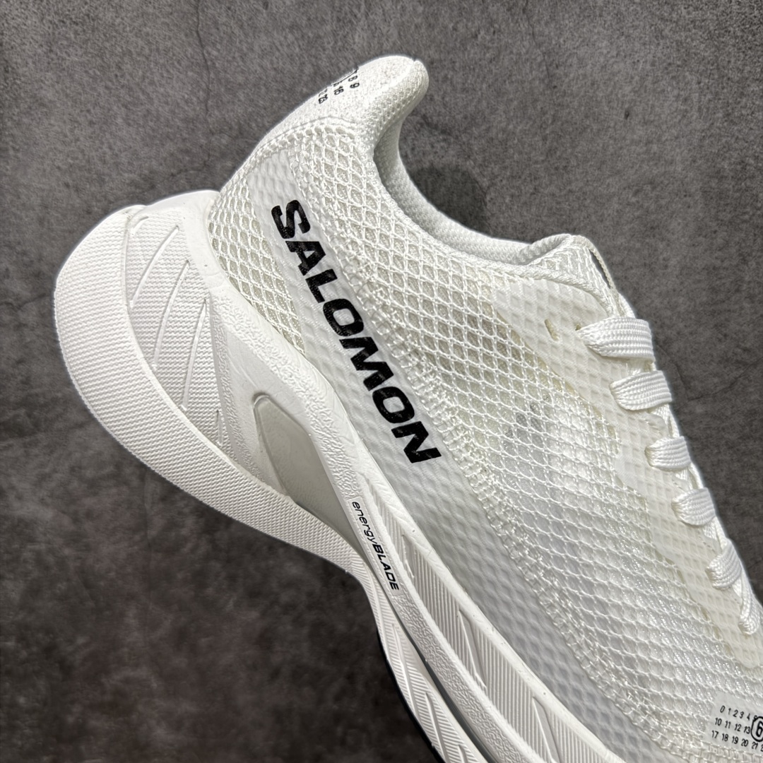 图片[7]-【莞产顶级】MM6马吉拉 x Salomon 萨洛蒙Spectur 2系列 情侣款 网面 厚底 休闲 运动鞋 户外 跑鞋 Margiela 与 SALOMON 合作的2025春夏系列鞋款，以公路跑鞋Spectur 2为基础，鞋面采用大孔网眼材质搭配同色系压胶与裁片，鞋侧有双方品牌标识，材质涵盖聚酯纤维、聚氨酯、橡胶等；它搭载全长碳纤维板 Energy Blade 与 Energy Foam缓震系统，后掌加厚加宽，兼具推进力、缓震回弹与稳定性 配送专柜精美包装🛍📦 ▪️面料： 原版进口透气网面 ▪️内里：原版进口透气网里 ▪️鞋底：原版开模超轻发泡大底 ▪️底厚：4.5CM ▪️尺码： 女款35-40 / 男款39-45-选品中心