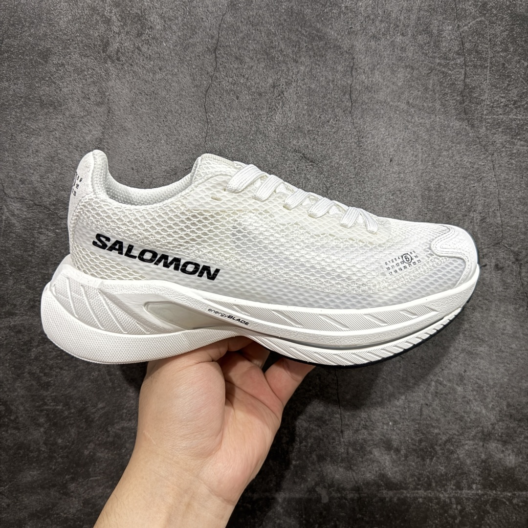 【莞产顶级】MM6马吉拉 x Salomon 萨洛蒙Spectur 2系列 情侣款 网面 厚底 休闲 运动鞋 户外 跑鞋 Margiela 与 SALOMON 合作的2025春夏系列鞋款,以公路跑鞋Spectur 2为基础,鞋面采用大孔网眼材质搭配同色系压胶与裁片,鞋侧有双方品牌标识,材质涵盖聚酯纤维、聚氨酯、橡胶等;它搭载全长碳纤维板 Energy Blade 与 Energy Foam缓震系统,后掌加厚加宽,兼具推进力、缓震回弹与稳定性 配送专柜精美包装🛍📦 ▪️面料: 原版进口透气网面 ▪️内里:原版进口透气网里 ▪️鞋底:原版开模超轻发泡大底 ▪️底厚:4.5CM ▪️尺码: 女款35-40 / 男款39-45-选品中心