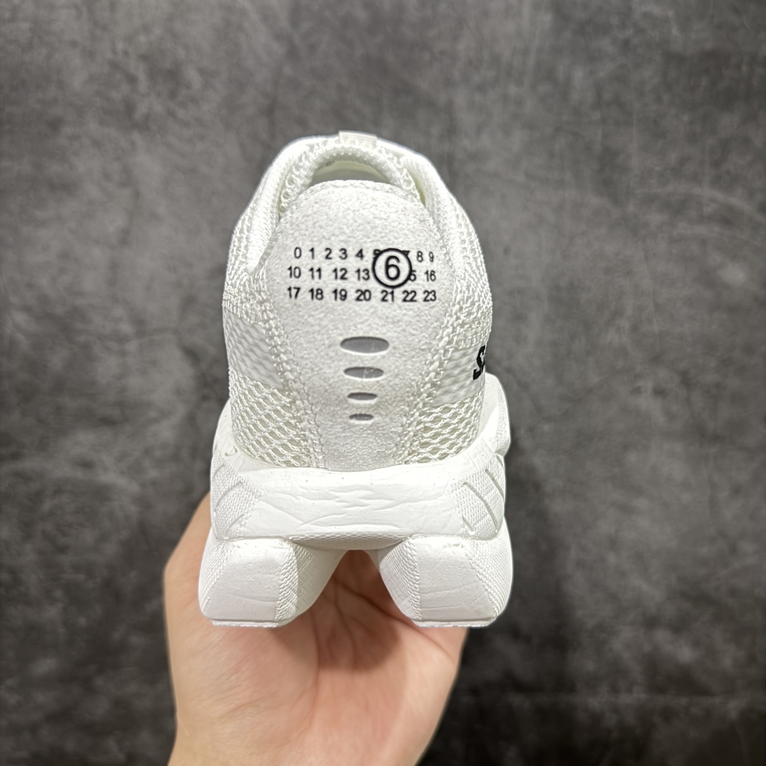 图片[4]-【莞产顶级】MM6马吉拉 x Salomon 萨洛蒙Spectur 2系列 情侣款 网面 厚底 休闲 运动鞋 户外 跑鞋 Margiela 与 SALOMON 合作的2025春夏系列鞋款，以公路跑鞋Spectur 2为基础，鞋面采用大孔网眼材质搭配同色系压胶与裁片，鞋侧有双方品牌标识，材质涵盖聚酯纤维、聚氨酯、橡胶等；它搭载全长碳纤维板 Energy Blade 与 Energy Foam缓震系统，后掌加厚加宽，兼具推进力、缓震回弹与稳定性 配送专柜精美包装🛍📦 ▪️面料： 原版进口透气网面 ▪️内里：原版进口透气网里 ▪️鞋底：原版开模超轻发泡大底 ▪️底厚：4.5CM ▪️尺码： 女款35-40 / 男款39-45-选品中心