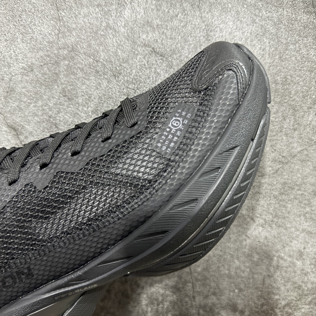 图片[6]-【莞产顶级】MM6马吉拉 x Salomon 萨洛蒙Spectur 2系列 情侣款 网面 厚底 休闲 运动鞋 户外 跑鞋 Margiela 与 SALOMON 合作的2025春夏系列鞋款，以公路跑鞋Spectur 2为基础，鞋面采用大孔网眼材质搭配同色系压胶与裁片，鞋侧有双方品牌标识，材质涵盖聚酯纤维、聚氨酯、橡胶等；它搭载全长碳纤维板 Energy Blade 与 Energy Foam缓震系统，后掌加厚加宽，兼具推进力、缓震回弹与稳定性 配送专柜精美包装🛍📦 ▪️面料： 原版进口透气网面 ▪️内里：原版进口透气网里 ▪️鞋底：原版开模超轻发泡大底 ▪️底厚：4.5CM ▪️尺码： 女款35-40 / 男款39-45-选品中心