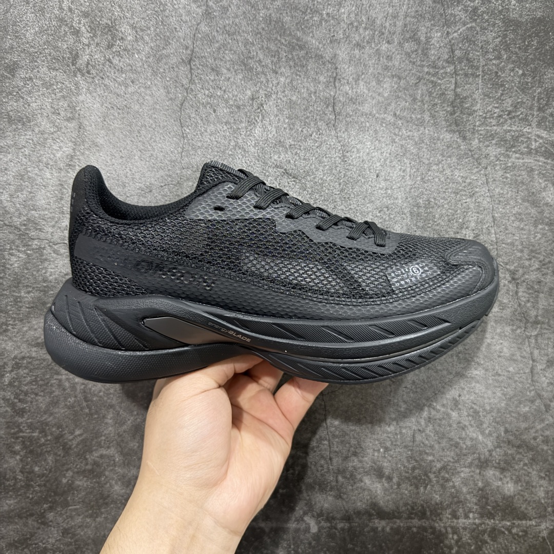 【莞产顶级】MM6马吉拉 x Salomon 萨洛蒙Spectur 2系列 情侣款 网面 厚底 休闲 运动鞋 户外 跑鞋 Margiela 与 SALOMON 合作的2025春夏系列鞋款，以公路跑鞋Spectur 2为基础，鞋面采用大孔网眼材质搭配同色系压胶与裁片，鞋侧有双方品牌标识，材质涵盖聚酯纤维、聚氨酯、橡胶等；它搭载全长碳纤维板 Energy Blade 与 Energy Foam缓震系统，后掌加厚加宽，兼具推进力、缓震回弹与稳定性 配送专柜精美包装🛍📦 ▪️面料： 原版进口透气网面 ▪️内里：原版进口透气网里 ▪️鞋底：原版开模超轻发泡大底 ▪️底厚：4.5CM ▪️尺码： 女款35-40 / 男款39-45-选品中心