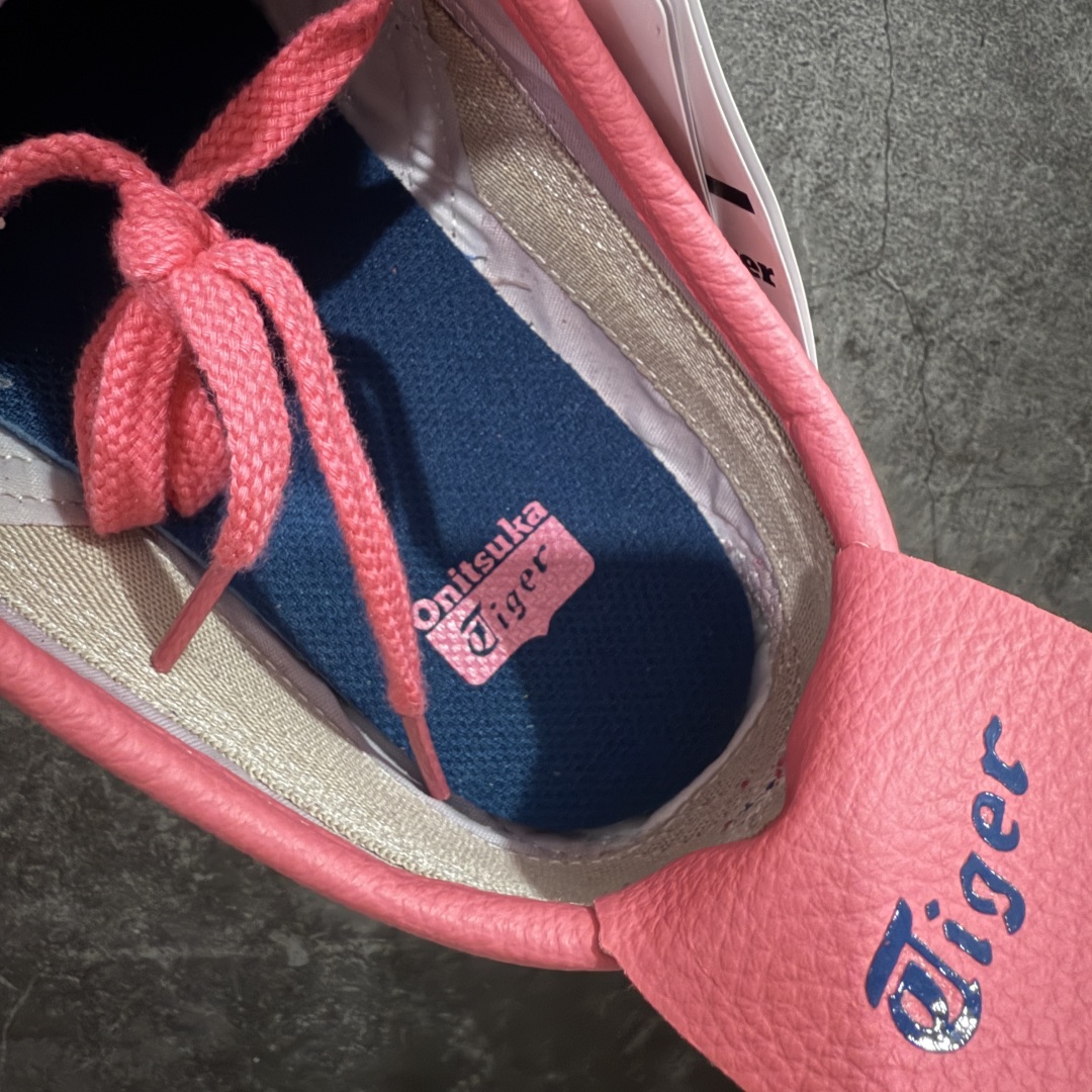 图片[7]-【纯原头层版】Asics Onitsuka Tiger MEXICO 66 亚瑟士鬼冢虎复古经典板鞋 市场王者选手 海外订单工厂出品 目前全市场最好的品质没有之一 纯原小羊皮材料 质感柔软度满分 长期生产补货永不断码 超成熟稳定的做工品控 原装全套纸板楦头开发 原汁原味 完美呈现版型 私模正确鞋底咬花纹路 一比一鞋头弧度高度鞋身弧度 绝不口嗨 细节品控鞋型随意秒杀市面 原档咬花纹路私模大底 一个单元有六个三角形 总体形拼接呈现花瓣状 官方四联吊牌 原装Ortholite轻量化鞋垫 原盒原配 质保卡 说明书 钢印防尘纸 纸板中底带钢印 乳胶组合鞋垫 支持全方位的对比专柜 产品从款式颜色造型上体现出追求舒适和细节的完美 鞋类更是推崇手工制作的严谨与完美 融舒适性与可穿性的设计风格 注重细节的完美和别致魅力 既保持稳重 又不失轻松的时尚感 尺码：36 37 37.5 38 39 39.5 40 40.5 41.5 42 42.5 43.5 44 45-选品中心