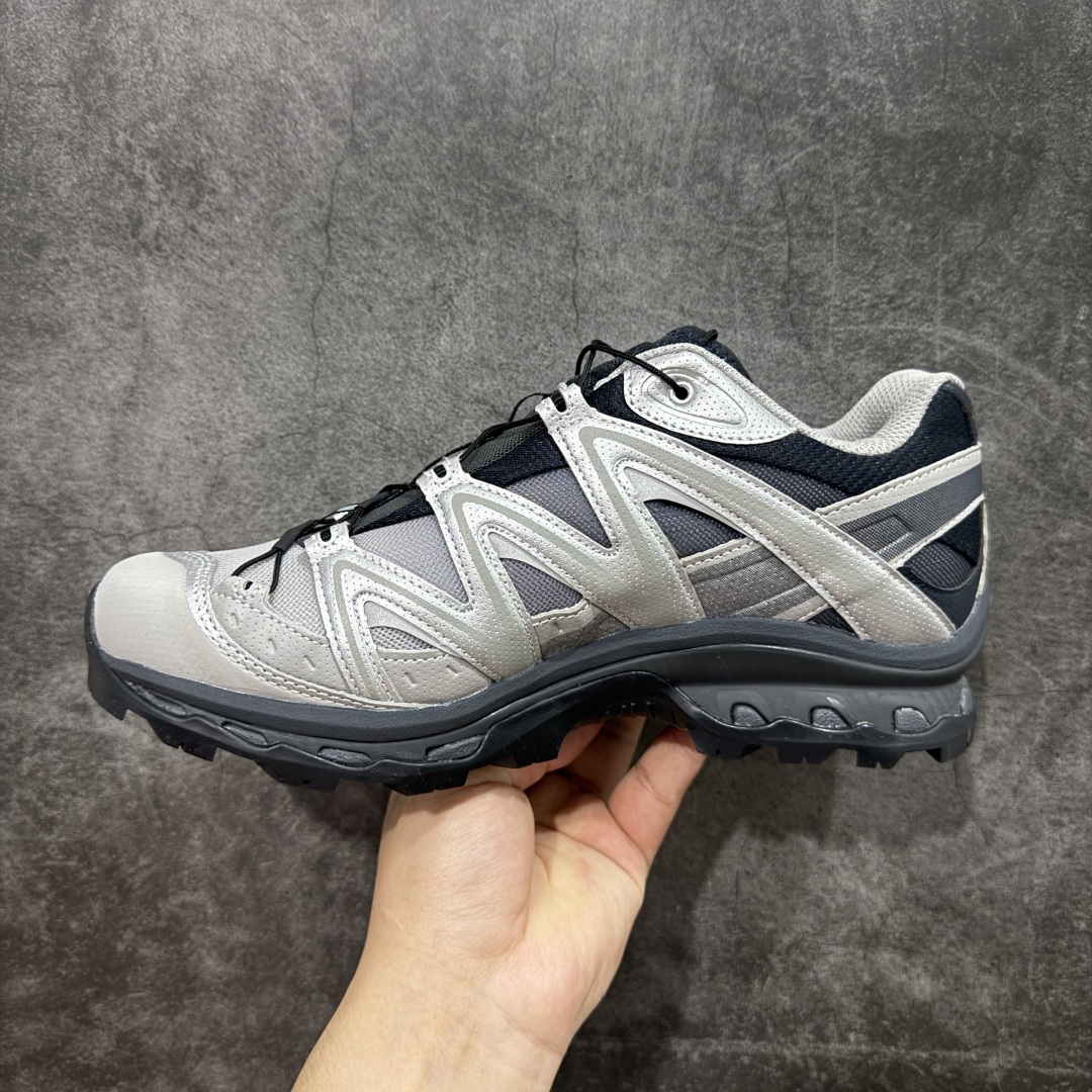 图片[2]-【绿x升级版】Salomon XT-QUEST ADV 萨洛蒙情侣款户外机能鞋 渐变灰银478852 全新绿x升级版 品质大改进 ‼️ 全鞋改进为原厂一致材料打造 全新修长鞋型 相对老版臃肿鞋型 此版的版型更正 全新玻璃冲刀 清洁度提升 同步原版左右鞋带孔的间距加大（之前老版间距太小） 网面与鞋头材料校对一致无色差（老版网面有色差） 鞋后跟反口V字定型同步zp（老版臃肿为U字后跟反口） 鞋舌两侧鞋帮脚踝处更加直挺（之前老版往中间踏） 鞋盒黑盒改正为原版牛皮纸鞋盒 鞋头处添加☯️太极标 所有细节多次修改校正 坚持同步原版无差别 毋庸置疑全市场最好的版本💪🏻终端优势供应 尺码：36 36.5 37.5 38 38.5 39 40 40.5 41 42 42.5 43 44 44.5 45 46-选品中心