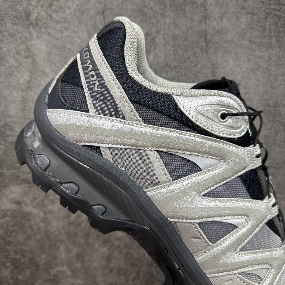 图片[7]-【绿x升级版】Salomon XT-QUEST ADV 萨洛蒙情侣款户外机能鞋 渐变灰银478852 全新绿x升级版 品质大改进 ‼️ 全鞋改进为原厂一致材料打造 全新修长鞋型 相对老版臃肿鞋型 此版的版型更正 全新玻璃冲刀 清洁度提升 同步原版左右鞋带孔的间距加大（之前老版间距太小） 网面与鞋头材料校对一致无色差（老版网面有色差） 鞋后跟反口V字定型同步zp（老版臃肿为U字后跟反口） 鞋舌两侧鞋帮脚踝处更加直挺（之前老版往中间踏） 鞋盒黑盒改正为原版牛皮纸鞋盒 鞋头处添加☯️太极标 所有细节多次修改校正 坚持同步原版无差别 毋庸置疑全市场最好的版本💪🏻终端优势供应 尺码：36 36.5 37.5 38 38.5 39 40 40.5 41 42 42.5 43 44 44.5 45 46-选品中心