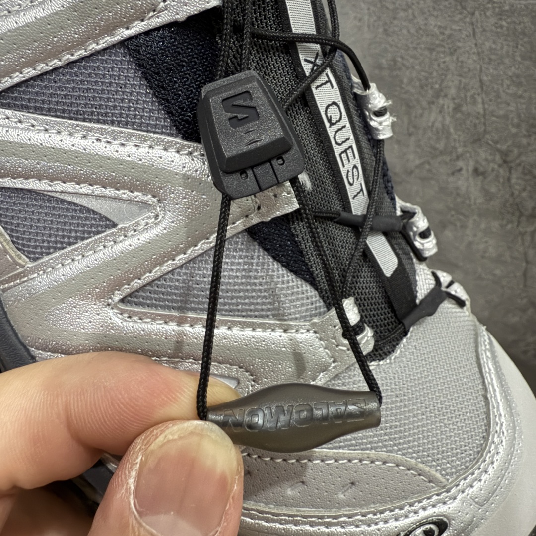 图片[9]-【绿x升级版】Salomon XT-QUEST ADV 萨洛蒙情侣款户外机能鞋 渐变灰银478852 全新绿x升级版 品质大改进 ‼️ 全鞋改进为原厂一致材料打造 全新修长鞋型 相对老版臃肿鞋型 此版的版型更正 全新玻璃冲刀 清洁度提升 同步原版左右鞋带孔的间距加大（之前老版间距太小） 网面与鞋头材料校对一致无色差（老版网面有色差） 鞋后跟反口V字定型同步zp（老版臃肿为U字后跟反口） 鞋舌两侧鞋帮脚踝处更加直挺（之前老版往中间踏） 鞋盒黑盒改正为原版牛皮纸鞋盒 鞋头处添加☯️太极标 所有细节多次修改校正 坚持同步原版无差别 毋庸置疑全市场最好的版本💪🏻终端优势供应 尺码：36 36.5 37.5 38 38.5 39 40 40.5 41 42 42.5 43 44 44.5 45 46-选品中心