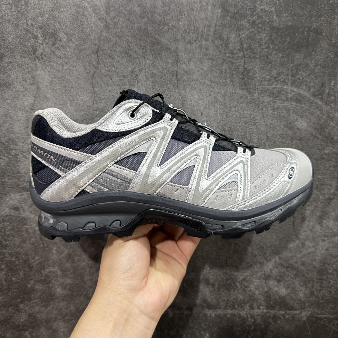 【绿x升级版】Salomon XT-QUEST ADV 萨洛蒙情侣款户外机能鞋 渐变灰银478852 全新绿x升级版 品质大改进 ‼️ 全鞋改进为原厂一致材料打造 全新修长鞋型 相对老版臃肿鞋型 此版的版型更正 全新玻璃冲刀 清洁度提升 同步原版左右鞋带孔的间距加大（之前老版间距太小） 网面与鞋头材料校对一致无色差（老版网面有色差） 鞋后跟反口V字定型同步zp（老版臃肿为U字后跟反口） 鞋舌两侧鞋帮脚踝处更加直挺（之前老版往中间踏） 鞋盒黑盒改正为原版牛皮纸鞋盒 鞋头处添加☯️太极标 所有细节多次修改校正 坚持同步原版无差别 毋庸置疑全市场最好的版本💪🏻终端优势供应 尺码：36 36.5 37.5 38 38.5 39 40 40.5 41 42 42.5 43 44 44.5 45 46-选品中心