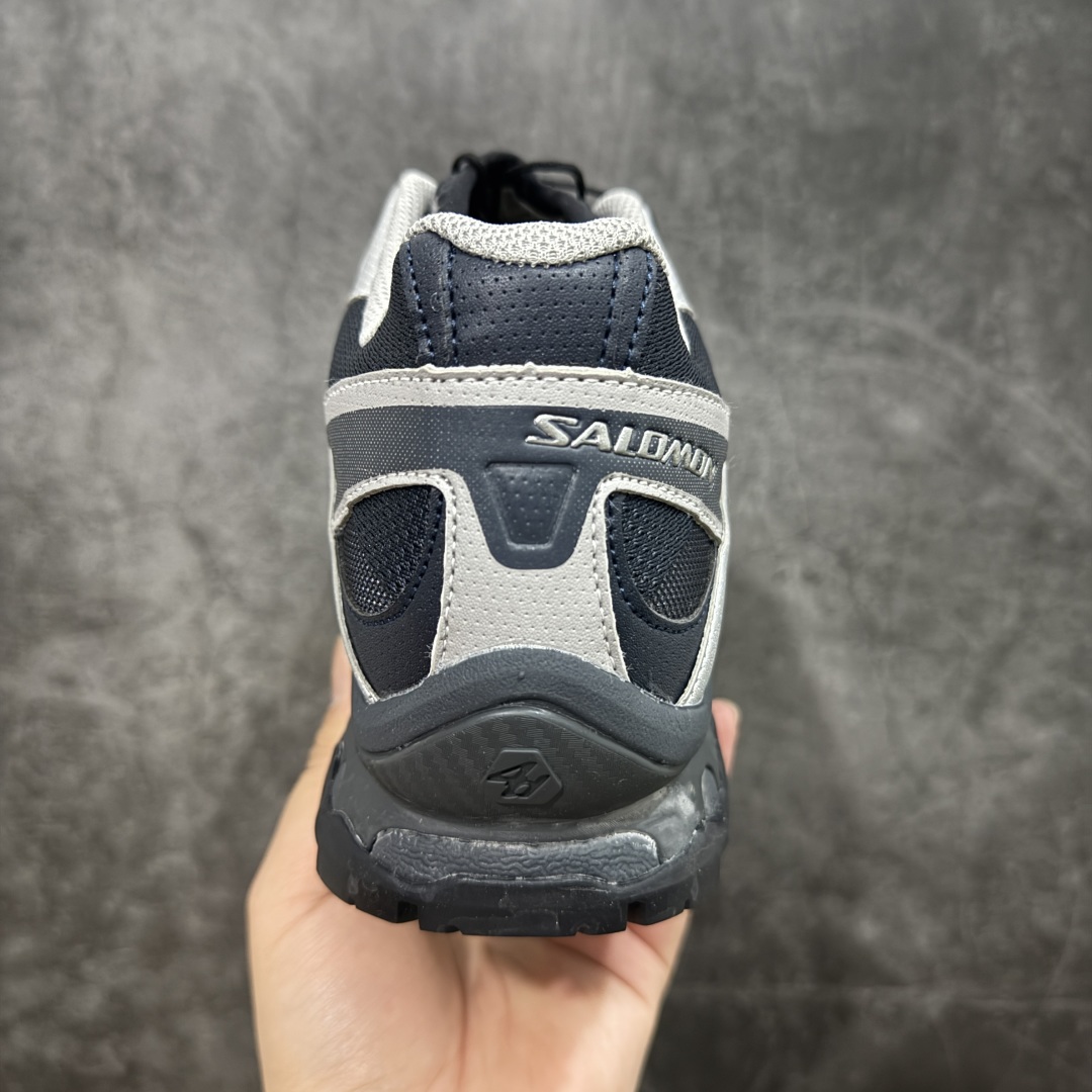 图片[4]-【绿x升级版】Salomon XT-QUEST ADV 萨洛蒙情侣款户外机能鞋 渐变灰银478852 全新绿x升级版 品质大改进 ‼️ 全鞋改进为原厂一致材料打造 全新修长鞋型 相对老版臃肿鞋型 此版的版型更正 全新玻璃冲刀 清洁度提升 同步原版左右鞋带孔的间距加大（之前老版间距太小） 网面与鞋头材料校对一致无色差（老版网面有色差） 鞋后跟反口V字定型同步zp（老版臃肿为U字后跟反口） 鞋舌两侧鞋帮脚踝处更加直挺（之前老版往中间踏） 鞋盒黑盒改正为原版牛皮纸鞋盒 鞋头处添加☯️太极标 所有细节多次修改校正 坚持同步原版无差别 毋庸置疑全市场最好的版本💪🏻终端优势供应 尺码：36 36.5 37.5 38 38.5 39 40 40.5 41 42 42.5 43 44 44.5 45 46-选品中心