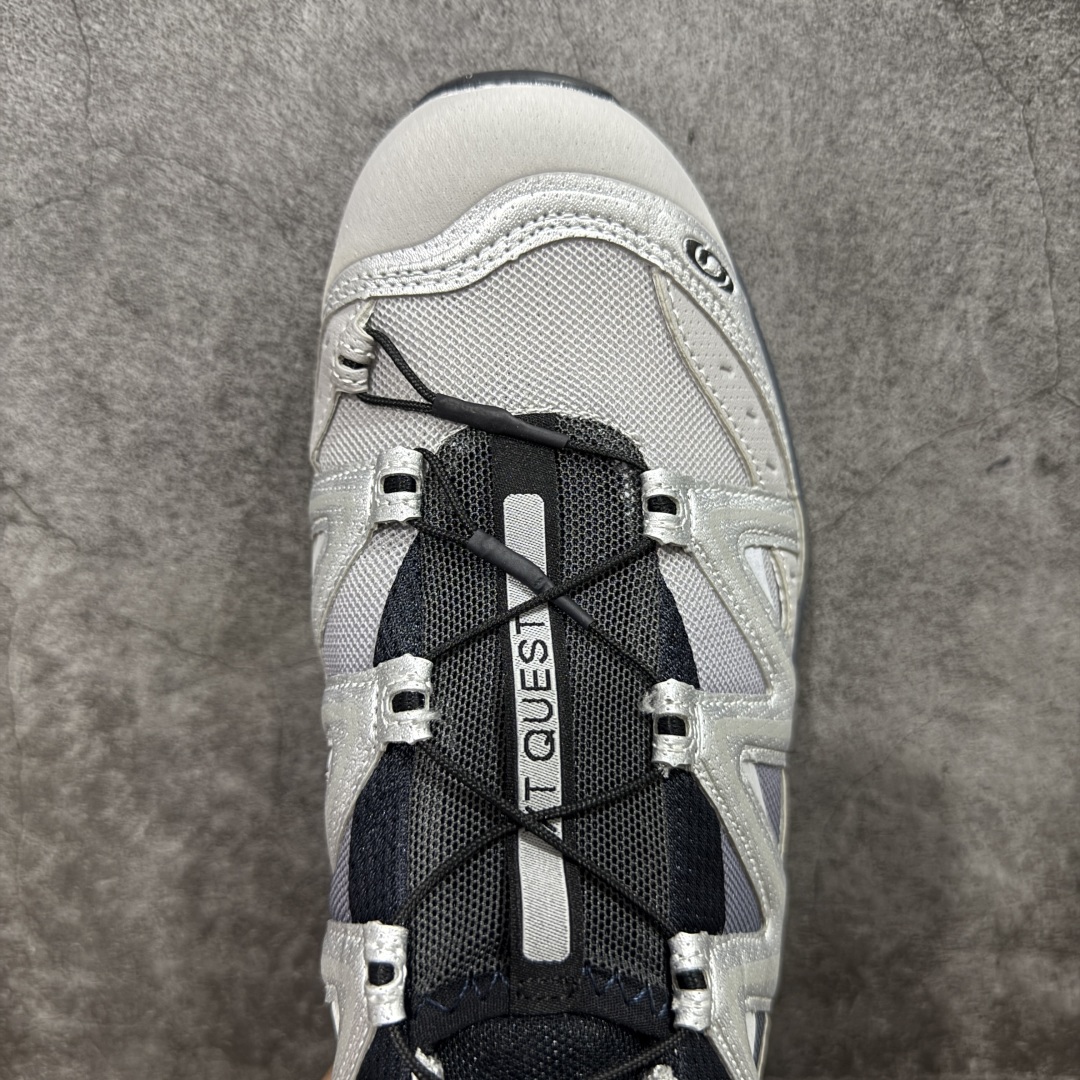 图片[5]-【绿x升级版】Salomon XT-QUEST ADV 萨洛蒙情侣款户外机能鞋 渐变灰银478852 全新绿x升级版 品质大改进 ‼️ 全鞋改进为原厂一致材料打造 全新修长鞋型 相对老版臃肿鞋型 此版的版型更正 全新玻璃冲刀 清洁度提升 同步原版左右鞋带孔的间距加大（之前老版间距太小） 网面与鞋头材料校对一致无色差（老版网面有色差） 鞋后跟反口V字定型同步zp（老版臃肿为U字后跟反口） 鞋舌两侧鞋帮脚踝处更加直挺（之前老版往中间踏） 鞋盒黑盒改正为原版牛皮纸鞋盒 鞋头处添加☯️太极标 所有细节多次修改校正 坚持同步原版无差别 毋庸置疑全市场最好的版本💪🏻终端优势供应 尺码：36 36.5 37.5 38 38.5 39 40 40.5 41 42 42.5 43 44 44.5 45 46-选品中心