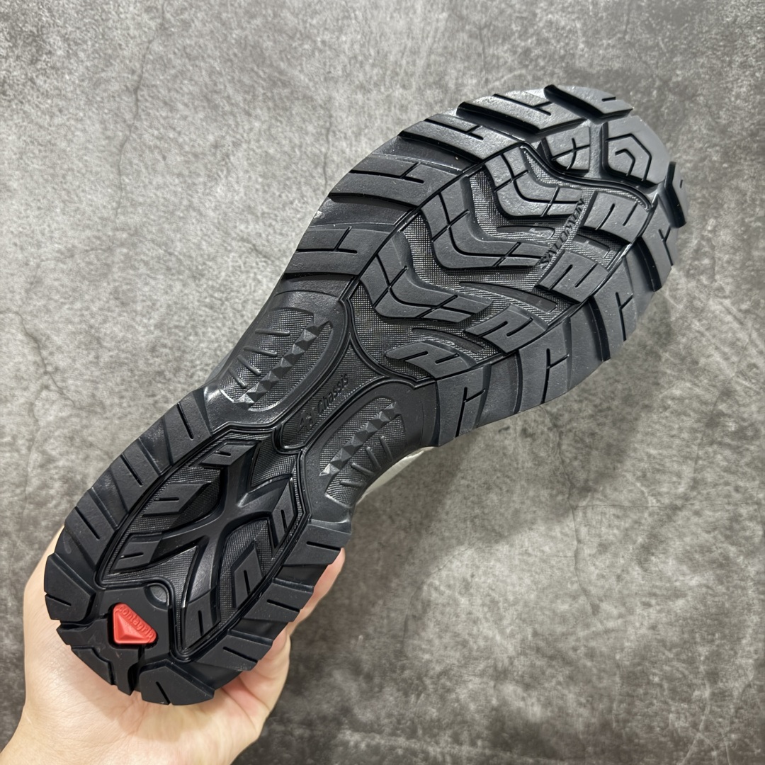 图片[9]-【绿x升级版】Salomon XT-QUEST ADV 萨洛蒙情侣款户外机能鞋 渐变灰银478852 全新绿x升级版 品质大改进 ‼️ 全鞋改进为原厂一致材料打造 全新修长鞋型 相对老版臃肿鞋型 此版的版型更正 全新玻璃冲刀 清洁度提升 同步原版左右鞋带孔的间距加大（之前老版间距太小） 网面与鞋头材料校对一致无色差（老版网面有色差） 鞋后跟反口V字定型同步zp（老版臃肿为U字后跟反口） 鞋舌两侧鞋帮脚踝处更加直挺（之前老版往中间踏） 鞋盒黑盒改正为原版牛皮纸鞋盒 鞋头处添加☯️太极标 所有细节多次修改校正 坚持同步原版无差别 毋庸置疑全市场最好的版本💪🏻终端优势供应 尺码：36 36.5 37.5 38 38.5 39 40 40.5 41 42 42.5 43 44 44.5 45 46-选品中心