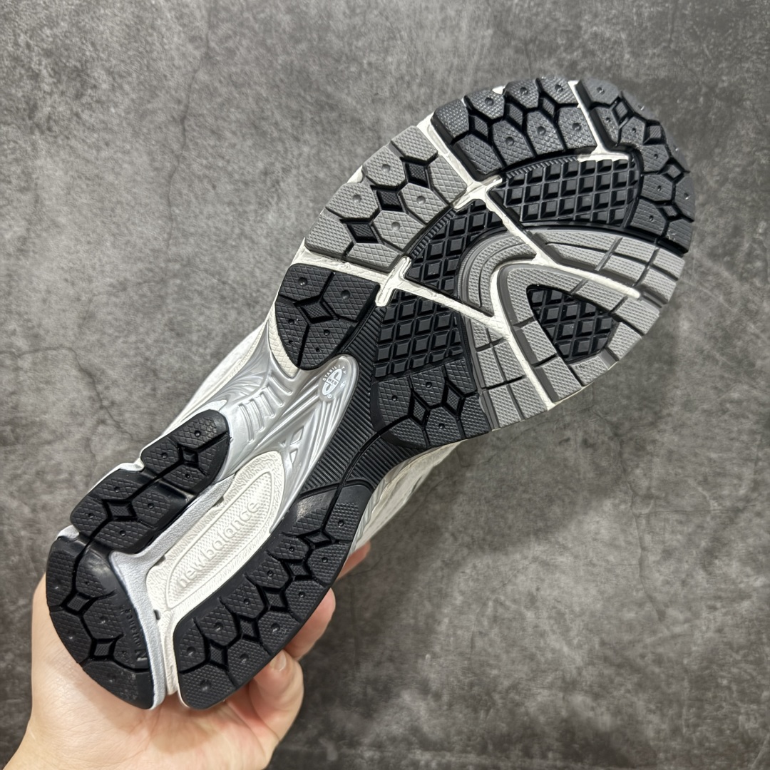 图片[9]-【纯原c版】NB New Balance M2002R 新百伦ML2002R0 浅灰色 全新版本出货 新配色陆续开发出货 品质很好 价格实惠 全套原楦原纸板原厂数据开发 原厂网纱 原装进口皮料 正确绒感卡色 正确中底拉帮中底网布细节 一比一手工擦旧效果 冲裁组合 匠心打造 耗时两个月开发完成 工艺极其复杂难度可想而知 新开独立私模大底 全网唯一正确做旧组合大底 高端零售专供产物 尺码：36 37 37.5 38 38.5 39.5 40 40.5 41.5 42 42.5 43 44 44.5 45 45.5 46.5-选品中心