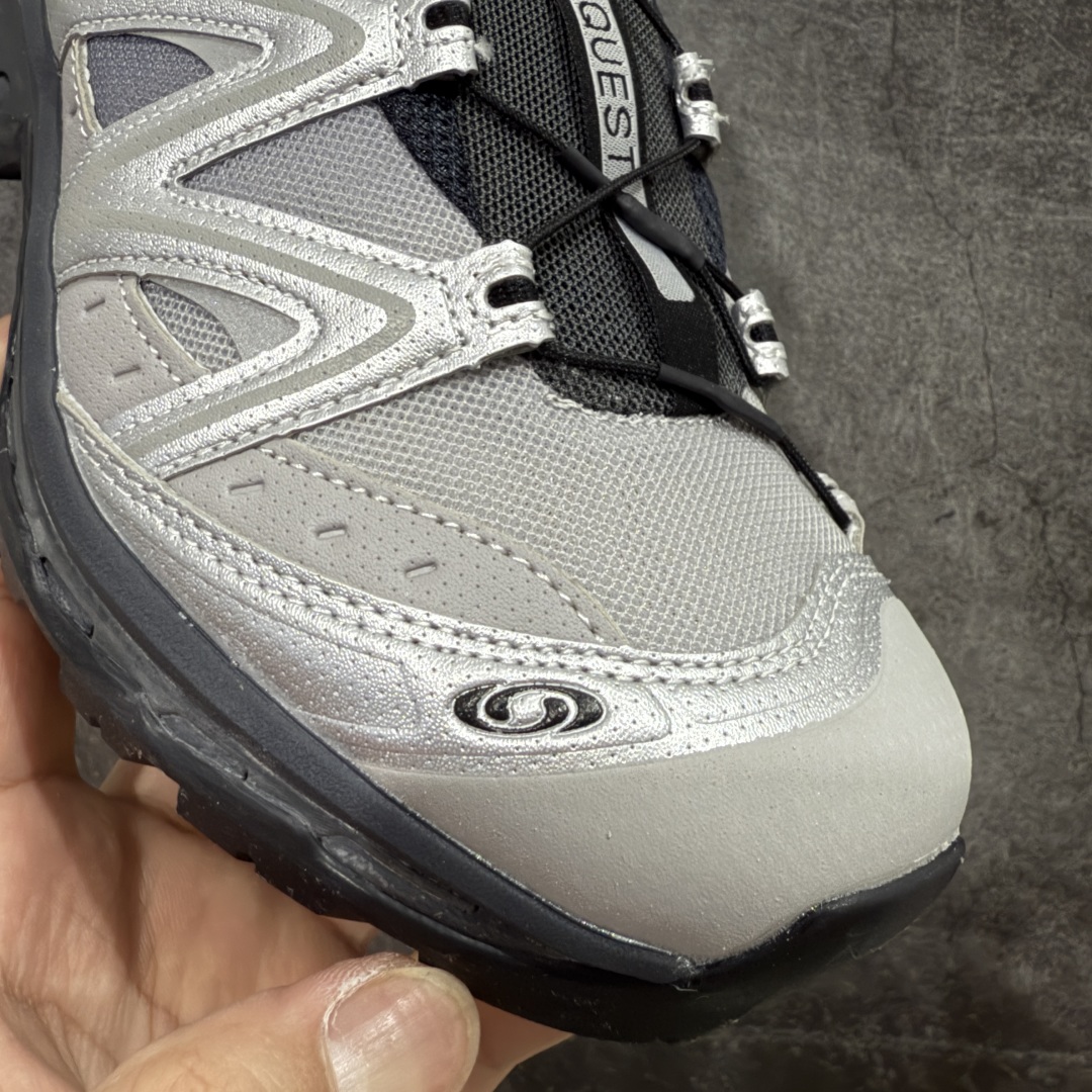 图片[5]-【绿x升级版】Salomon XT-QUEST ADV 萨洛蒙情侣款户外机能鞋 渐变灰银478852 全新绿x升级版 品质大改进 ‼️ 全鞋改进为原厂一致材料打造 全新修长鞋型 相对老版臃肿鞋型 此版的版型更正 全新玻璃冲刀 清洁度提升 同步原版左右鞋带孔的间距加大（之前老版间距太小） 网面与鞋头材料校对一致无色差（老版网面有色差） 鞋后跟反口V字定型同步zp（老版臃肿为U字后跟反口） 鞋舌两侧鞋帮脚踝处更加直挺（之前老版往中间踏） 鞋盒黑盒改正为原版牛皮纸鞋盒 鞋头处添加☯️太极标 所有细节多次修改校正 坚持同步原版无差别 毋庸置疑全市场最好的版本💪🏻终端优势供应 尺码：36 36.5 37.5 38 38.5 39 40 40.5 41 42 42.5 43 44 44.5 45 46-选品中心