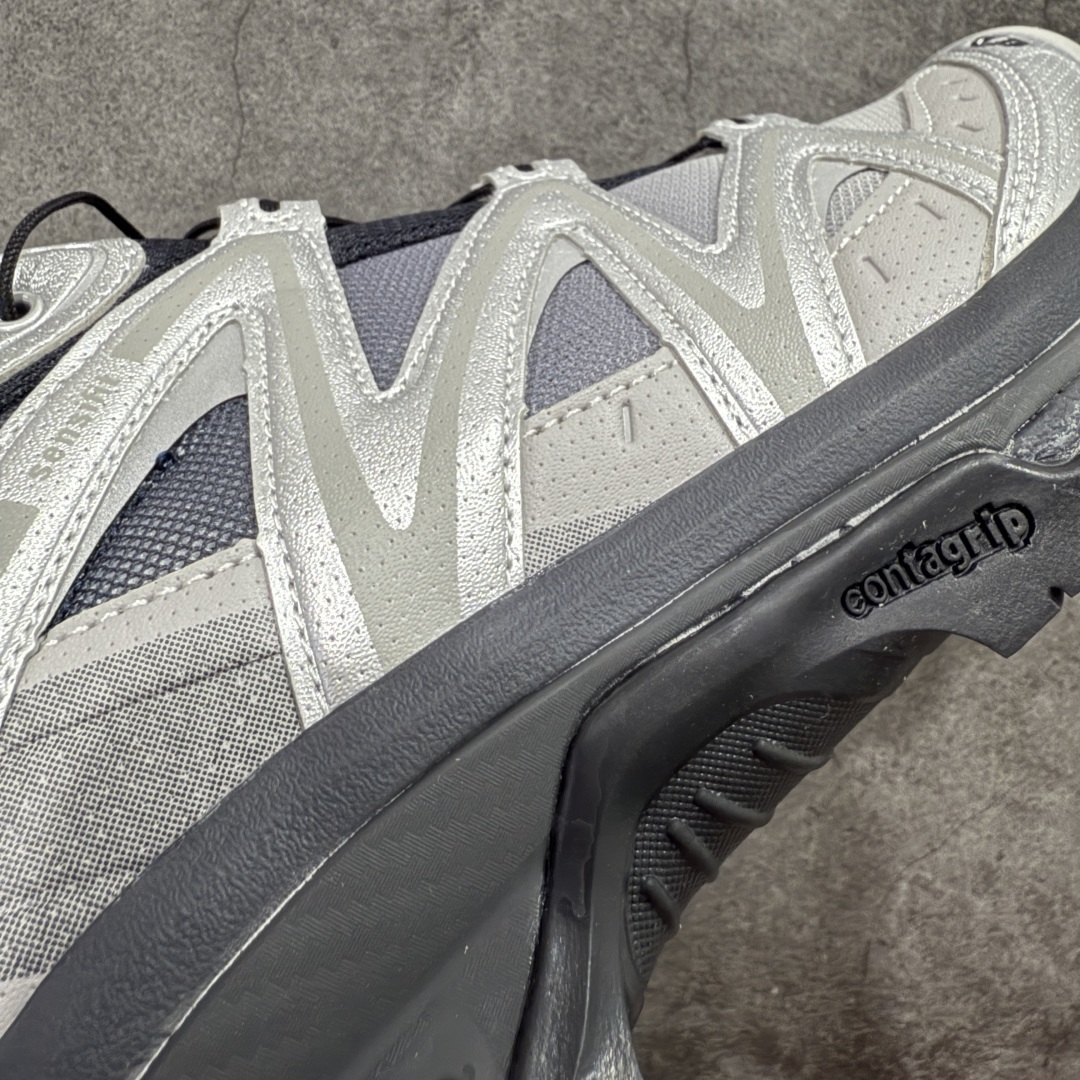 图片[4]-【绿x升级版】Salomon XT-QUEST ADV 萨洛蒙情侣款户外机能鞋 渐变灰银478852 全新绿x升级版 品质大改进 ‼️ 全鞋改进为原厂一致材料打造 全新修长鞋型 相对老版臃肿鞋型 此版的版型更正 全新玻璃冲刀 清洁度提升 同步原版左右鞋带孔的间距加大（之前老版间距太小） 网面与鞋头材料校对一致无色差（老版网面有色差） 鞋后跟反口V字定型同步zp（老版臃肿为U字后跟反口） 鞋舌两侧鞋帮脚踝处更加直挺（之前老版往中间踏） 鞋盒黑盒改正为原版牛皮纸鞋盒 鞋头处添加☯️太极标 所有细节多次修改校正 坚持同步原版无差别 毋庸置疑全市场最好的版本💪🏻终端优势供应 尺码：36 36.5 37.5 38 38.5 39 40 40.5 41 42 42.5 43 44 44.5 45 46-选品中心