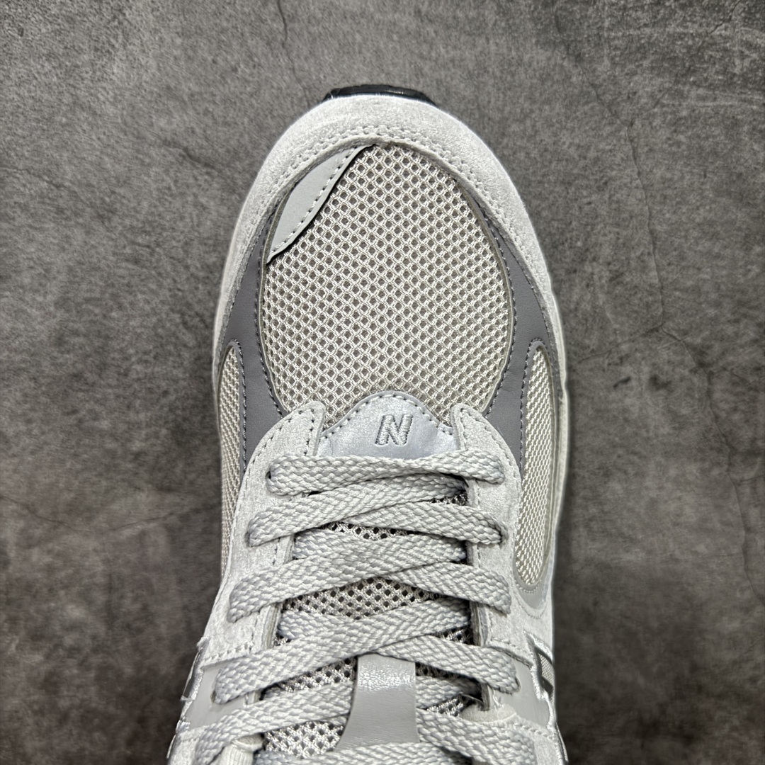 图片[5]-【纯原c版】NB New Balance M2002R 新百伦ML2002R0 浅灰色 全新版本出货 新配色陆续开发出货 品质很好 价格实惠 全套原楦原纸板原厂数据开发 原厂网纱 原装进口皮料 正确绒感卡色 正确中底拉帮中底网布细节 一比一手工擦旧效果 冲裁组合 匠心打造 耗时两个月开发完成 工艺极其复杂难度可想而知 新开独立私模大底 全网唯一正确做旧组合大底 高端零售专供产物 尺码：36 37 37.5 38 38.5 39.5 40 40.5 41.5 42 42.5 43 44 44.5 45 45.5 46.5-选品中心