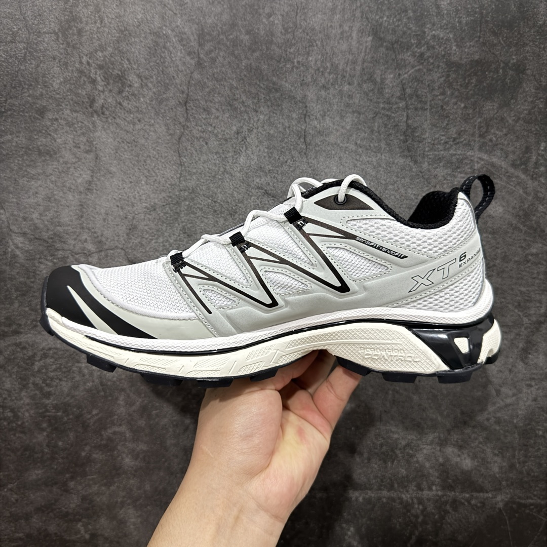 图片[2]-【PZ纯原】SALOMON XT-6 Expanse 萨洛蒙潮流越野机能户外功能鞋 白红 475731 全新版本出货 好货不怕晚 品质 细节 材料都是肉眼可以见！ 售前售后也是其它工厂无法匹敌！ 纯原外贸平台特供订单 耗时半年巨作 全套原纸板楦头开发 原厂特供网布配套加持 确保原汁原味 完美呈现版型 原档数据独家私模五层组合大底 原装Ortholite轻量化鞋垫 中底布带钢印编号 原厂TPU锁扣 进口港宝加持 后跟自然饱满 还原公司包裹性 鞋面以“锯齿”状的包裹系统呈现 在基色底之下加入了各种色点缀 将公司的最新技术和时尚前卫的造型融入耐用的长跑款式中 鞋面由 TPU 薄膜制成 并焊接在高耐磨网眼上 使其既时尚又坚固 由 ACS底盘支撑 可增强稳定性和支撑力 以及由橡胶凸耳 Contragrip外底覆盖的 EVA 缓冲中底 旨在应对崎岖的地形 鞋舌上的彩色Salomon 标签、Quicklace 系统以及鞋头、鞋舌和鞋跟上的附加品牌使细节更加完美 让穿着者可以轻松驾驭户外与通勤下的任何运动生活场景 无缝鞋身户外随意纵横 颜值与脚感兼备 出街通勤 绝对非常吸睛 你值得拥有 尺码：36 36.5 37.5 38 38.5 39 40 40.5 41 42 42.5 43 44 44.5 45-选品中心