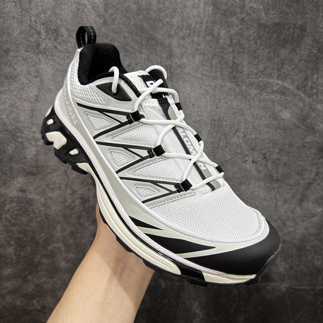 图片[3]-【PZ纯原】SALOMON XT-6 Expanse 萨洛蒙潮流越野机能户外功能鞋 白红 475731 全新版本出货 好货不怕晚 品质 细节 材料都是肉眼可以见！ 售前售后也是其它工厂无法匹敌！ 纯原外贸平台特供订单 耗时半年巨作 全套原纸板楦头开发 原厂特供网布配套加持 确保原汁原味 完美呈现版型 原档数据独家私模五层组合大底 原装Ortholite轻量化鞋垫 中底布带钢印编号 原厂TPU锁扣 进口港宝加持 后跟自然饱满 还原公司包裹性 鞋面以“锯齿”状的包裹系统呈现 在基色底之下加入了各种色点缀 将公司的最新技术和时尚前卫的造型融入耐用的长跑款式中 鞋面由 TPU 薄膜制成 并焊接在高耐磨网眼上 使其既时尚又坚固 由 ACS底盘支撑 可增强稳定性和支撑力 以及由橡胶凸耳 Contragrip外底覆盖的 EVA 缓冲中底 旨在应对崎岖的地形 鞋舌上的彩色Salomon 标签、Quicklace 系统以及鞋头、鞋舌和鞋跟上的附加品牌使细节更加完美 让穿着者可以轻松驾驭户外与通勤下的任何运动生活场景 无缝鞋身户外随意纵横 颜值与脚感兼备 出街通勤 绝对非常吸睛 你值得拥有 尺码：36 36.5 37.5 38 38.5 39 40 40.5 41 42 42.5 43 44 44.5 45-选品中心