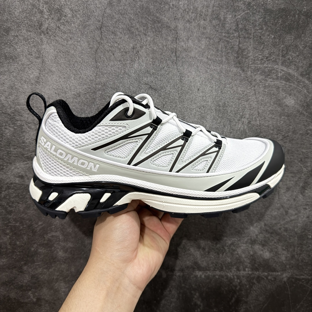 【PZ纯原】SALOMON XT-6 Expanse 萨洛蒙潮流越野机能户外功能鞋 白红 475731 全新版本出货 好货不怕晚 品质 细节 材料都是肉眼可以见！ 售前售后也是其它工厂无法匹敌！ 纯原外贸平台特供订单 耗时半年巨作 全套原纸板楦头开发 原厂特供网布配套加持 确保原汁原味 完美呈现版型 原档数据独家私模五层组合大底 原装Ortholite轻量化鞋垫 中底布带钢印编号 原厂TPU锁扣 进口港宝加持 后跟自然饱满 还原公司包裹性 鞋面以“锯齿”状的包裹系统呈现 在基色底之下加入了各种色点缀 将公司的最新技术和时尚前卫的造型融入耐用的长跑款式中 鞋面由 TPU 薄膜制成 并焊接在高耐磨网眼上 使其既时尚又坚固 由 ACS底盘支撑 可增强稳定性和支撑力 以及由橡胶凸耳 Contragrip外底覆盖的 EVA 缓冲中底 旨在应对崎岖的地形 鞋舌上的彩色Salomon 标签、Quicklace 系统以及鞋头、鞋舌和鞋跟上的附加品牌使细节更加完美 让穿着者可以轻松驾驭户外与通勤下的任何运动生活场景 无缝鞋身户外随意纵横 颜值与脚感兼备 出街通勤 绝对非常吸睛 你值得拥有 尺码：36 36.5 37.5 38 38.5 39 40 40.5 41 42 42.5 43 44 44.5 45-选品中心