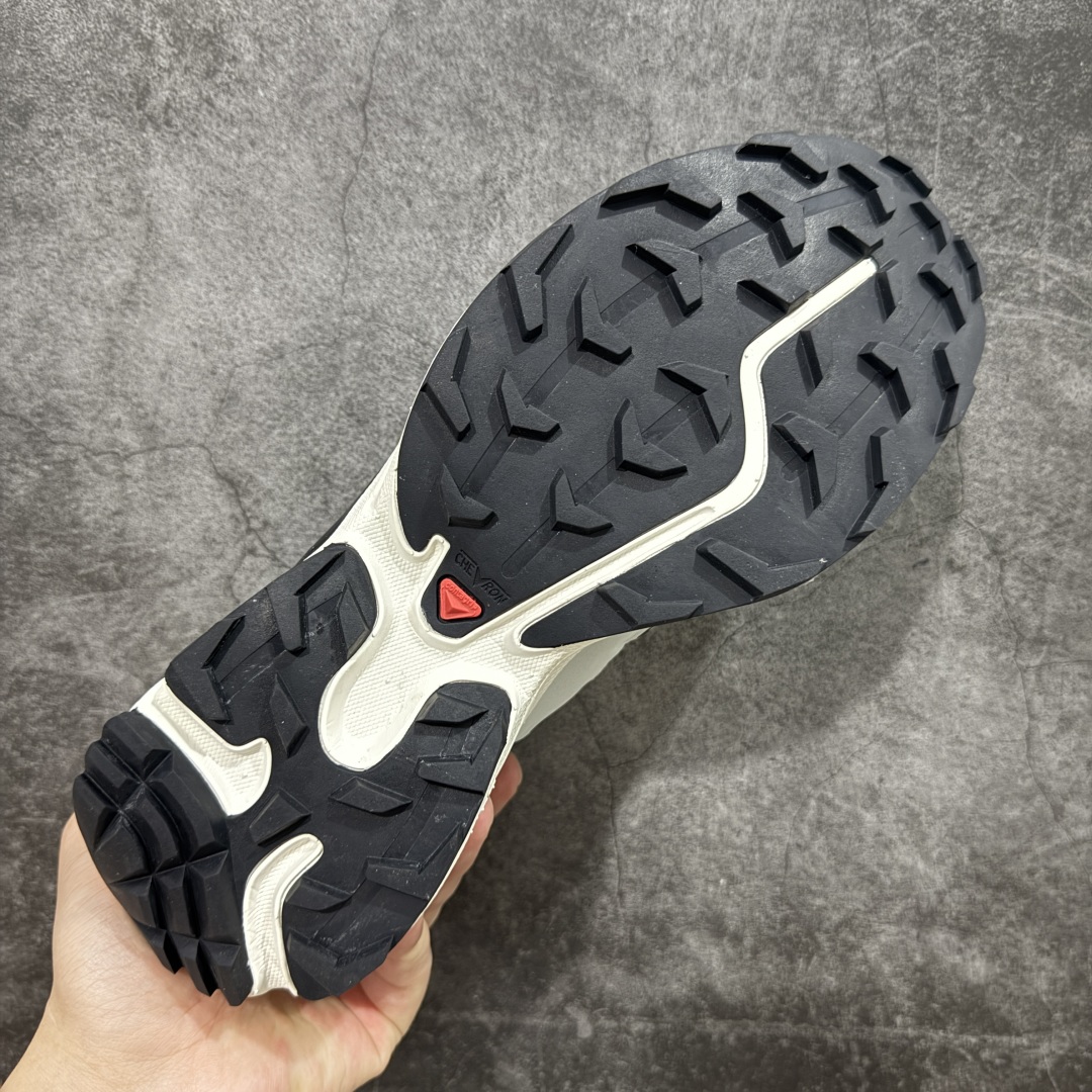 图片[9]-【PZ纯原】SALOMON XT-6 Expanse 萨洛蒙潮流越野机能户外功能鞋 白红 475731 全新版本出货 好货不怕晚 品质 细节 材料都是肉眼可以见！ 售前售后也是其它工厂无法匹敌！ 纯原外贸平台特供订单 耗时半年巨作 全套原纸板楦头开发 原厂特供网布配套加持 确保原汁原味 完美呈现版型 原档数据独家私模五层组合大底 原装Ortholite轻量化鞋垫 中底布带钢印编号 原厂TPU锁扣 进口港宝加持 后跟自然饱满 还原公司包裹性 鞋面以“锯齿”状的包裹系统呈现 在基色底之下加入了各种色点缀 将公司的最新技术和时尚前卫的造型融入耐用的长跑款式中 鞋面由 TPU 薄膜制成 并焊接在高耐磨网眼上 使其既时尚又坚固 由 ACS底盘支撑 可增强稳定性和支撑力 以及由橡胶凸耳 Contragrip外底覆盖的 EVA 缓冲中底 旨在应对崎岖的地形 鞋舌上的彩色Salomon 标签、Quicklace 系统以及鞋头、鞋舌和鞋跟上的附加品牌使细节更加完美 让穿着者可以轻松驾驭户外与通勤下的任何运动生活场景 无缝鞋身户外随意纵横 颜值与脚感兼备 出街通勤 绝对非常吸睛 你值得拥有 尺码：36 36.5 37.5 38 38.5 39 40 40.5 41 42 42.5 43 44 44.5 45-选品中心