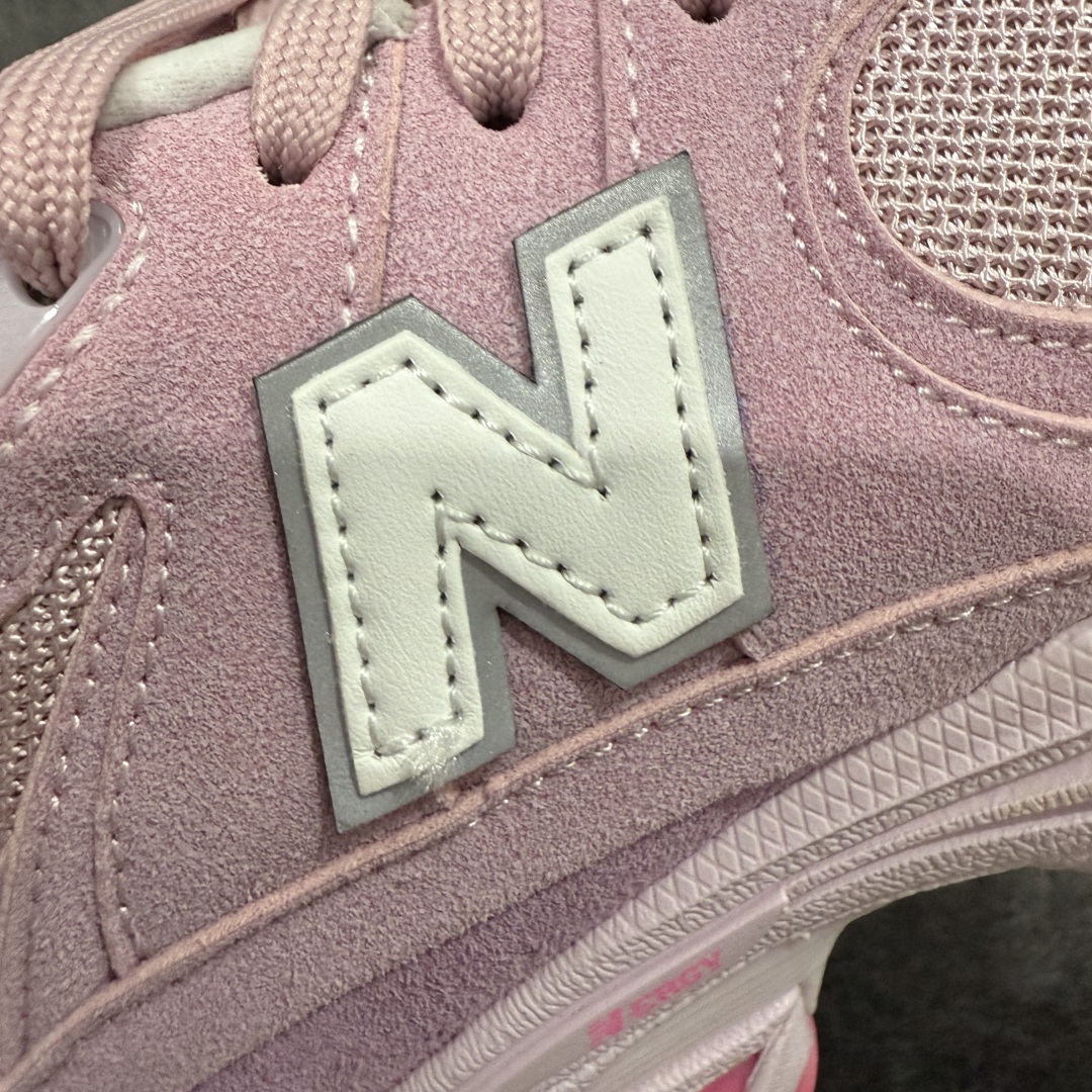 图片[4]-【纯原K13版】新百伦NB New Balance M2002RCR 粉色 全套原楦原纸板原厂数据开发 原厂网纱 原装进口翻毛皮料正确绒感卡色 正确中底拉帮中底网布细节 冲裁组合 匠心打造 耗时两个月开发完成 工艺极其复杂难度可想而知 新开独立私模大底 全网唯一正确做旧组合大底 高端零售专供产物 尺码：36 37 37.5 38 38.5 39.5 40-选品中心