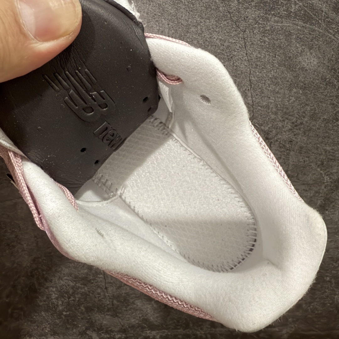 图片[8]-【纯原K13版】新百伦NB New Balance M2002RCR 粉色 全套原楦原纸板原厂数据开发 原厂网纱 原装进口翻毛皮料正确绒感卡色 正确中底拉帮中底网布细节 冲裁组合 匠心打造 耗时两个月开发完成 工艺极其复杂难度可想而知 新开独立私模大底 全网唯一正确做旧组合大底 高端零售专供产物 尺码：36 37 37.5 38 38.5 39.5 40-选品中心