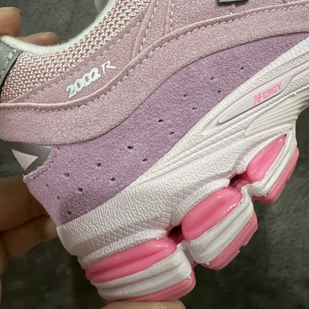 图片[3]-【纯原K13版】新百伦NB New Balance M2002RCR 粉色 全套原楦原纸板原厂数据开发 原厂网纱 原装进口翻毛皮料正确绒感卡色 正确中底拉帮中底网布细节 冲裁组合 匠心打造 耗时两个月开发完成 工艺极其复杂难度可想而知 新开独立私模大底 全网唯一正确做旧组合大底 高端零售专供产物 尺码：36 37 37.5 38 38.5 39.5 40-选品中心