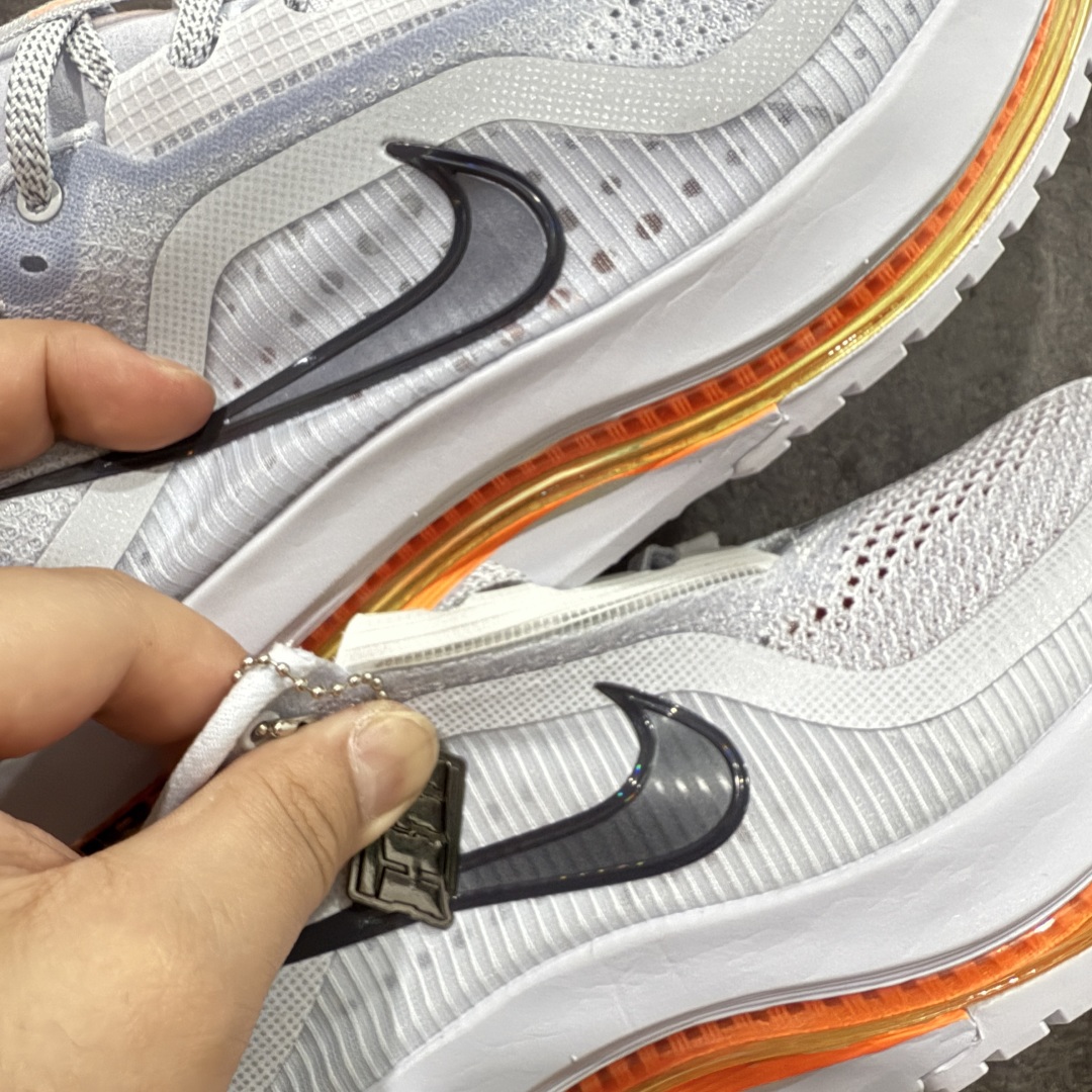 图片[3]-【S版纯原】Nike Pegasus Premium Airscape 舒适百搭减震防滑耐磨透气 低帮跑步鞋     低帮跑步鞋，灰白橙配色，简约又不失活力，上脚超吸睛。  它不仅颜值高，性能更是一绝！  全掌气垫科技，减震防滑超耐磨，每一步都能感受到强劲回弹，给双脚舒适支撑。  透气鞋面，跑步时双脚也能自由呼吸。    #独家原包 原底原料 开模打造  #原厂鞋标 高精密准度  #原楦原纸板开发 匹配原版98%以上  #后跟弧度 正确呈现  #原厂皮料 质感无敌  #皮料切割干净 无任何毛边 清洁度细节完美    货号：HQ2592-002    尺码：35.5 36 36.5 37.5 38 38.5 39 40 40.5 41 42 42.5 43 44 45 46.5-选品中心