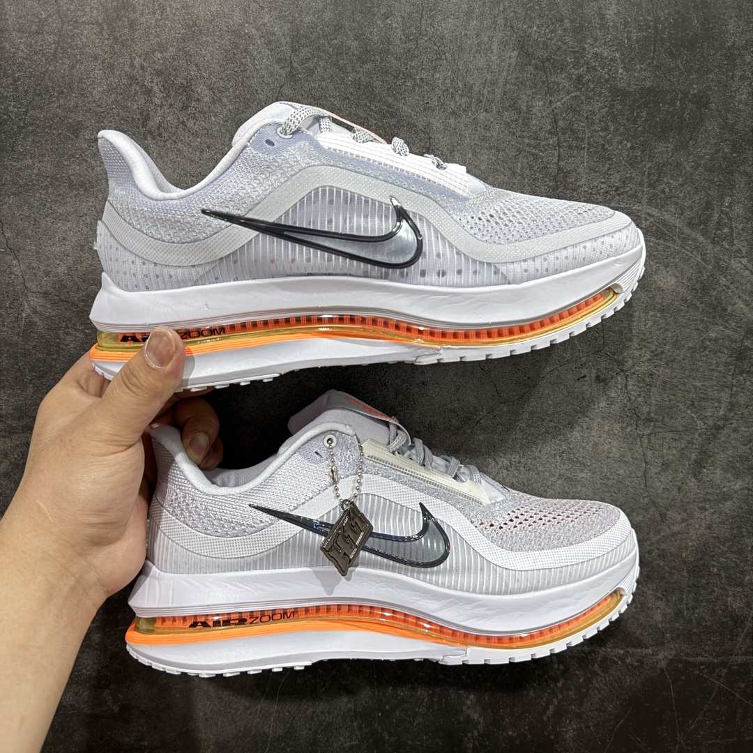 【S版纯原】Nike Pegasus Premium Airscape 舒适百搭减震防滑耐磨透气 低帮跑步鞋     低帮跑步鞋,灰白橙配色,简约又不失活力,上脚超吸睛。  它不仅颜值高,性能更是一绝!  全掌气垫科技,减震防滑超耐磨,每一步都能感受到强劲回弹,给双脚舒适支撑。  透气鞋面,跑步时双脚也能自由呼吸。    #独家原包 原底原料 开模打造  #原厂鞋标 高精密准度  #原楦原纸板开发 匹配原版98%以上  #后跟弧度 正确呈现  #原厂皮料 质感无敌  #皮料切割干净 无任何毛边 清洁度细节完美    货号:HQ2592-002    尺码:35.5 36 36.5 37.5 38 38.5 39 40 40.5 41 42 42.5 43 44 45 46.5-选品中心