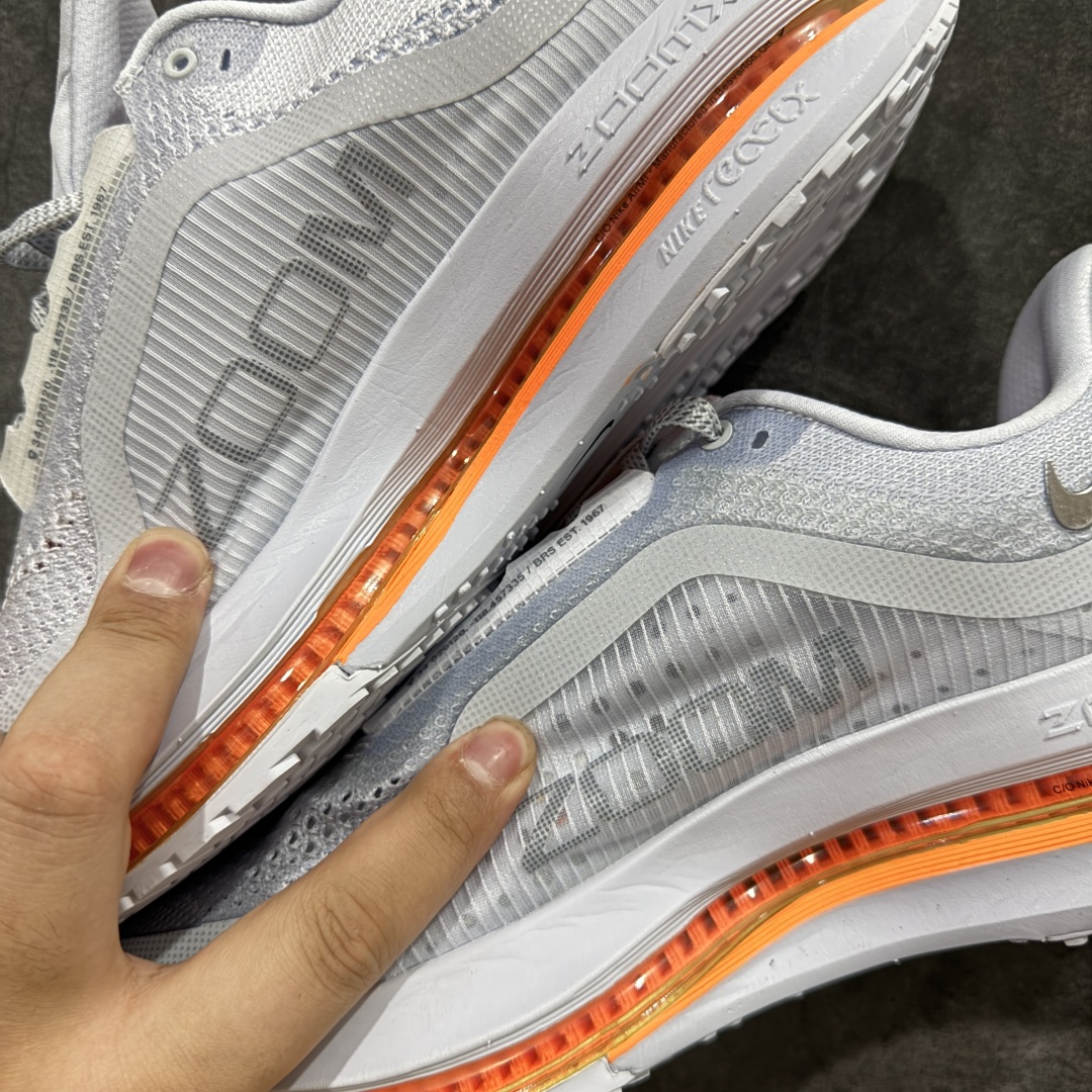 图片[7]-【S版纯原】Nike Pegasus Premium Airscape 舒适百搭减震防滑耐磨透气 低帮跑步鞋     低帮跑步鞋，灰白橙配色，简约又不失活力，上脚超吸睛。  它不仅颜值高，性能更是一绝！  全掌气垫科技，减震防滑超耐磨，每一步都能感受到强劲回弹，给双脚舒适支撑。  透气鞋面，跑步时双脚也能自由呼吸。    #独家原包 原底原料 开模打造  #原厂鞋标 高精密准度  #原楦原纸板开发 匹配原版98%以上  #后跟弧度 正确呈现  #原厂皮料 质感无敌  #皮料切割干净 无任何毛边 清洁度细节完美    货号：HQ2592-002    尺码：35.5 36 36.5 37.5 38 38.5 39 40 40.5 41 42 42.5 43 44 45 46.5-选品中心