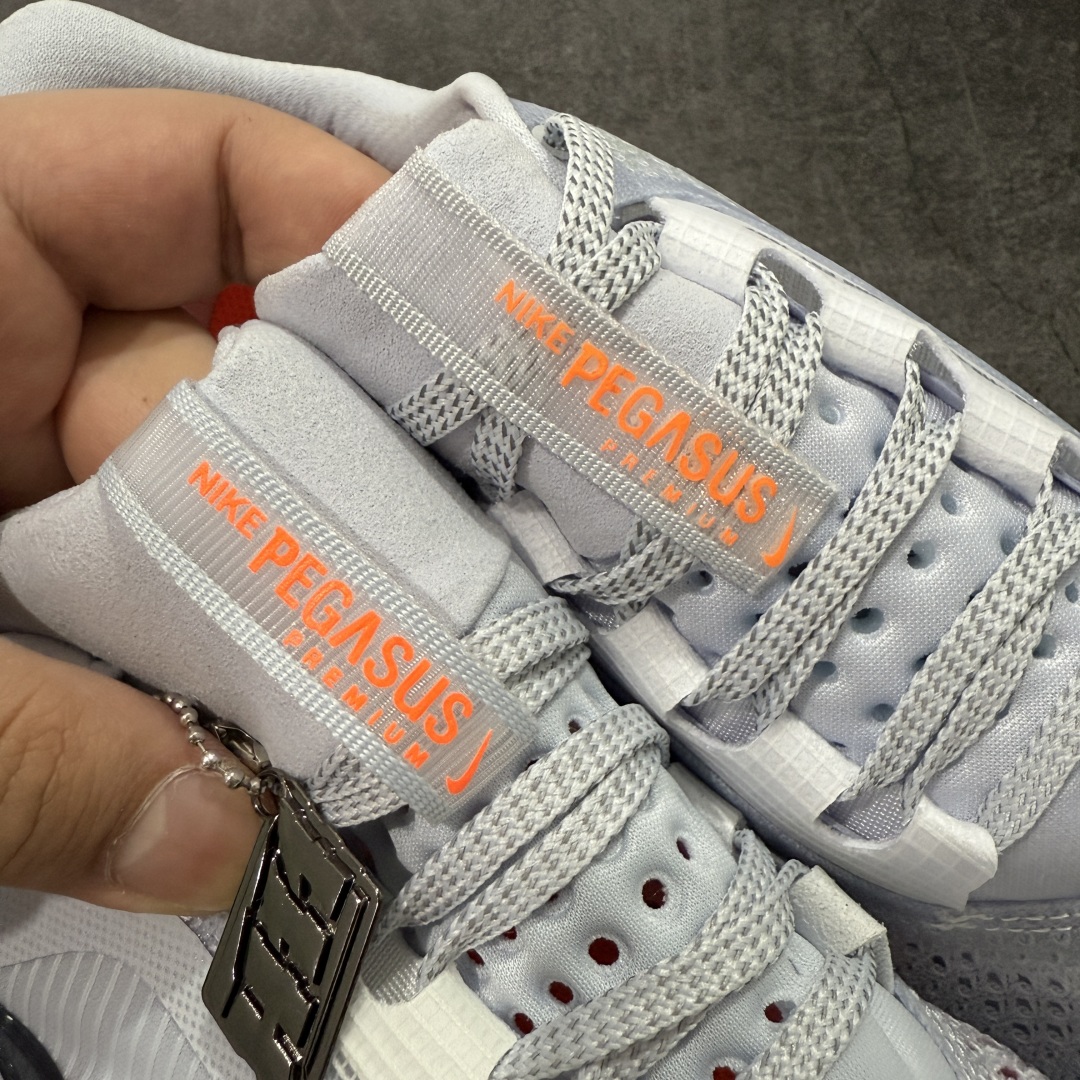 图片[4]-【S版纯原】Nike Pegasus Premium Airscape 舒适百搭减震防滑耐磨透气 低帮跑步鞋     低帮跑步鞋，灰白橙配色，简约又不失活力，上脚超吸睛。  它不仅颜值高，性能更是一绝！  全掌气垫科技，减震防滑超耐磨，每一步都能感受到强劲回弹，给双脚舒适支撑。  透气鞋面，跑步时双脚也能自由呼吸。    #独家原包 原底原料 开模打造  #原厂鞋标 高精密准度  #原楦原纸板开发 匹配原版98%以上  #后跟弧度 正确呈现  #原厂皮料 质感无敌  #皮料切割干净 无任何毛边 清洁度细节完美    货号：HQ2592-002    尺码：35.5 36 36.5 37.5 38 38.5 39 40 40.5 41 42 42.5 43 44 45 46.5-选品中心