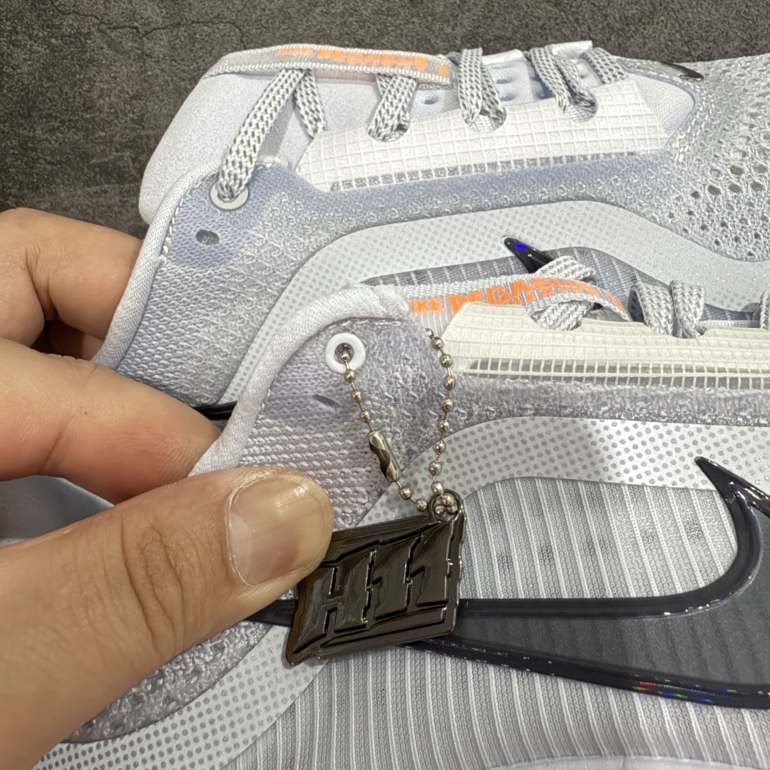 图片[2]-【S版纯原】Nike Pegasus Premium Airscape 舒适百搭减震防滑耐磨透气 低帮跑步鞋     低帮跑步鞋，灰白橙配色，简约又不失活力，上脚超吸睛。  它不仅颜值高，性能更是一绝！  全掌气垫科技，减震防滑超耐磨，每一步都能感受到强劲回弹，给双脚舒适支撑。  透气鞋面，跑步时双脚也能自由呼吸。    #独家原包 原底原料 开模打造  #原厂鞋标 高精密准度  #原楦原纸板开发 匹配原版98%以上  #后跟弧度 正确呈现  #原厂皮料 质感无敌  #皮料切割干净 无任何毛边 清洁度细节完美    货号：HQ2592-002    尺码：35.5 36 36.5 37.5 38 38.5 39 40 40.5 41 42 42.5 43 44 45 46.5-选品中心