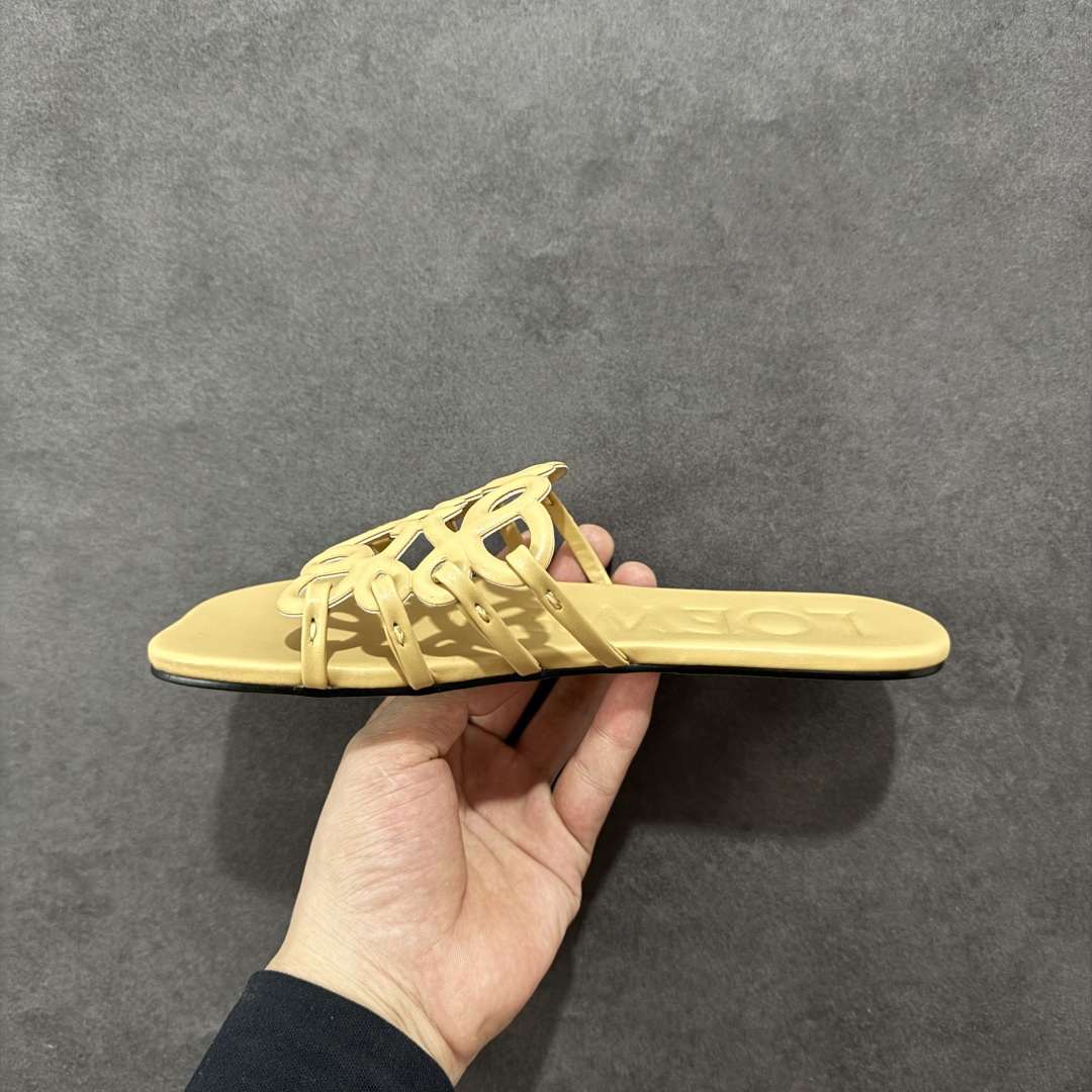图片[2]-【广东纯原版】Loewe 罗意威〰️25ss Anagram夏日限定新款镂空平底拖鞋 设计感十足 原版定制真皮大底！手工编织工艺 自带松弛感的高级气质，适合搭配极简风、度假风或都市通勤装束 尺码：35-40-选品中心