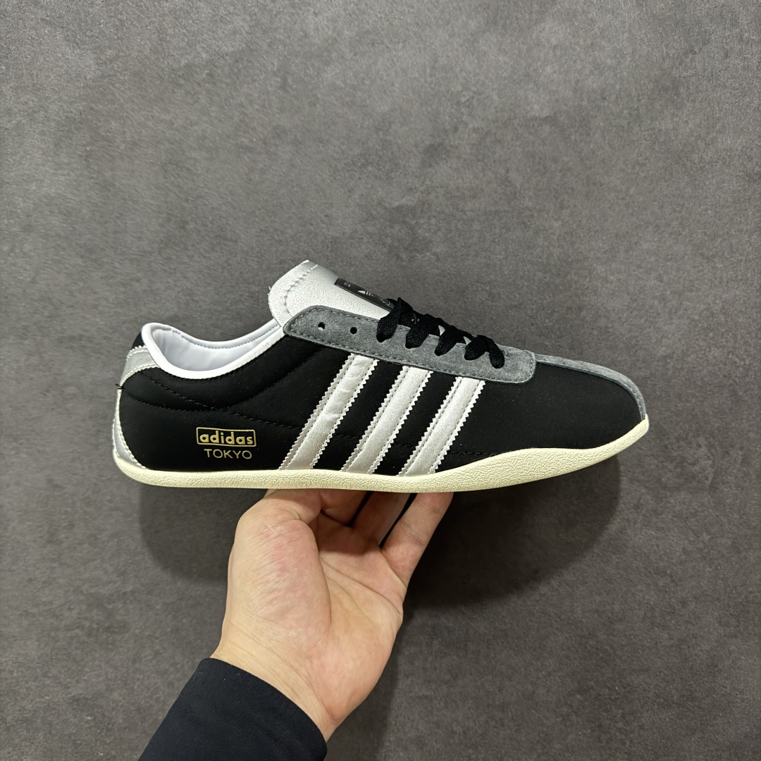 【公司级】Adidas Originals Tokyo 东京限定系列复古百搭薄底德训风低帮休闲运动T头鞋 ORIGINALS 挖掘复古运动基因,文 将经典与现代完美融合,推出薄底鞋系列,引起潮流趋势。此次COSTS带来的是ADIDAS ORIGINALS TOKYO系列黑白两款百搭配色,鞋款鞋面舒适贴合脚面, 同时采用柔软材质,穿着轻便舒适;中底缓震性能,鞋底有一定弹性,日常穿搭舒适且防滑。 货号:JQ3681 尺码:36 36.5 37.5 38 38.5 39 40 40.5 41 42 42.5 43 44 45-选品中心