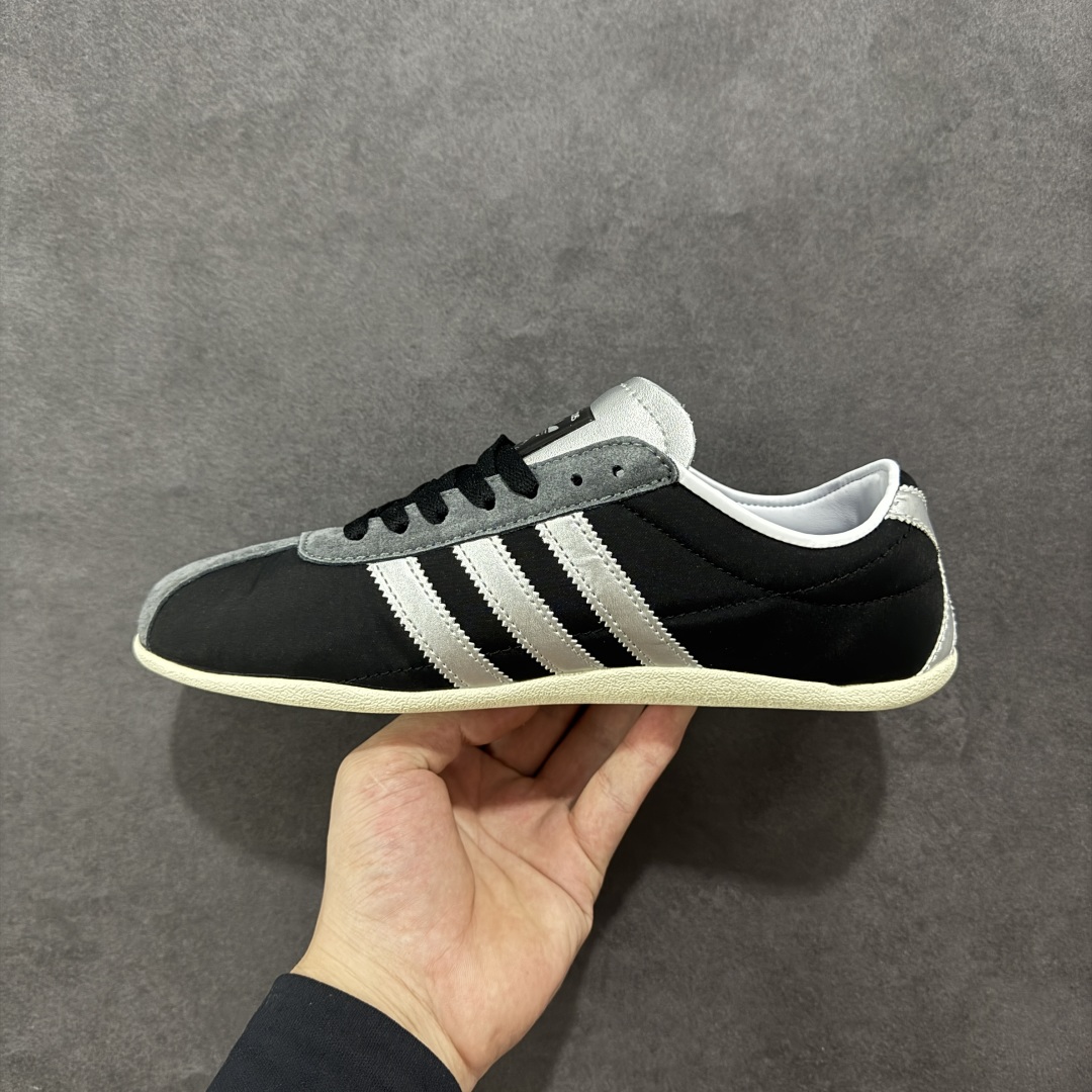 图片[2]-【公司级】Adidas Originals Tokyo 东京限定系列复古百搭薄底德训风低帮休闲运动T头鞋 ORIGINALS 挖掘复古运动基因，文 将经典与现代完美融合，推出薄底鞋系列，引起潮流趋势。此次COSTS带来的是ADIDAS ORIGINALS TOKYO系列黑白两款百搭配色，鞋款鞋面舒适贴合脚面， 同时采用柔软材质，穿着轻便舒适；中底缓震性能，鞋底有一定弹性，日常穿搭舒适且防滑。 货号：JQ3681 尺码：36 36.5 37.5 38 38.5 39 40 40.5 41 42 42.5 43 44 45-选品中心