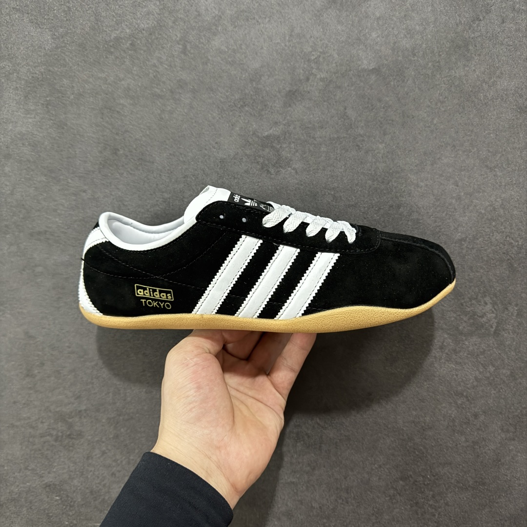 【公司级】Adidas Originals Tokyo 东京限定系列复古百搭薄底德训风低帮休闲运动T头鞋 ORIGINALS 挖掘复古运动基因,将经典与现代完美融合,推出薄底鞋系列,引起潮流趋势。此次COSTS带来的是ADIDAS ORIGINALS TOKYO系列黑白两款百搭配色,鞋款鞋面舒适贴合脚面, 同时采用柔软材质,穿着轻便舒适;中底缓震性能,鞋底有一定弹性,日常穿搭舒适且防滑。 货号:JQ3681 尺码:36 36.5 37.5 38 38.5 39 40 40.5 41 42 42.5 43 44 45-选品中心