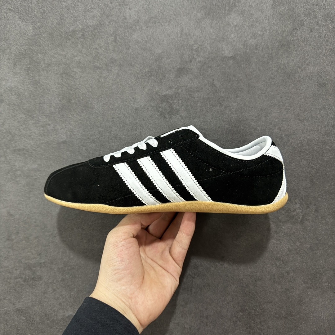 图片[2]-【公司级】Adidas Originals Tokyo 东京限定系列复古百搭薄底德训风低帮休闲运动T头鞋 ORIGINALS 挖掘复古运动基因，将经典与现代完美融合，推出薄底鞋系列，引起潮流趋势。此次COSTS带来的是ADIDAS ORIGINALS TOKYO系列黑白两款百搭配色，鞋款鞋面舒适贴合脚面， 同时采用柔软材质，穿着轻便舒适；中底缓震性能，鞋底有一定弹性，日常穿搭舒适且防滑。 货号：JQ3681 尺码：36 36.5 37.5 38 38.5 39 40 40.5 41 42 42.5 43 44 45-选品中心
