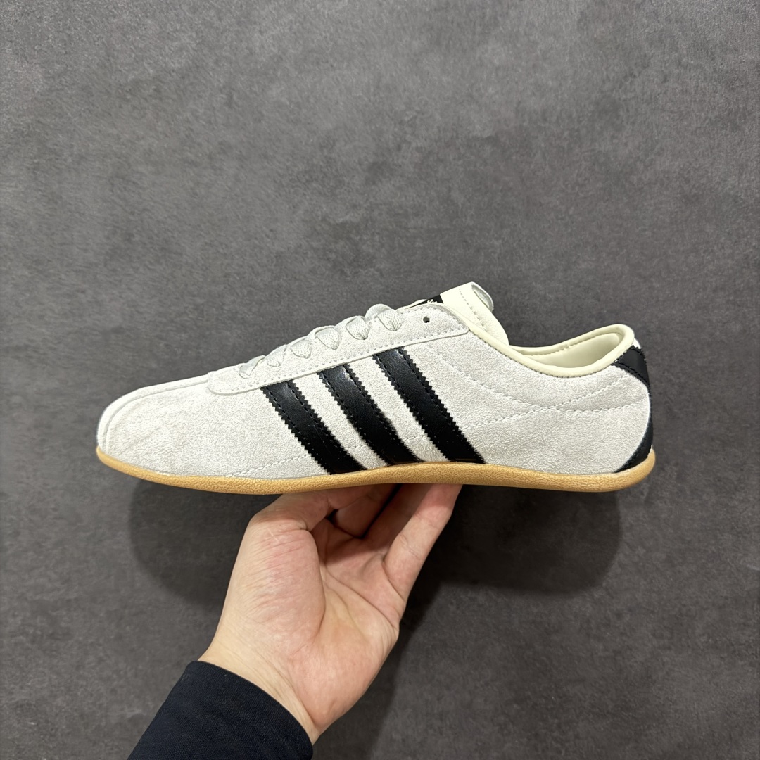 图片[2]-【公司级】Adidas Originals Tokyo 东京限定系列复古百搭薄底德训风低帮休闲运动T头鞋 ORIGINALS 挖掘复古运动基因，将经典与现代完美融合，推出薄底鞋系列，引起潮流趋势。此次COSTS带来的是ADIDAS ORIGINALS TOKYO系列黑白两款百搭配色，鞋款鞋面舒适贴合脚面， 同时采用柔软材质，穿着轻便舒适；中底缓震性能，鞋底有一定弹性，日常穿搭舒适且防滑。 货号：JI0182 尺码：36 36.5 37.5 38 38.5 39 40 40.5 41 42 42.5 43 44 45-选品中心